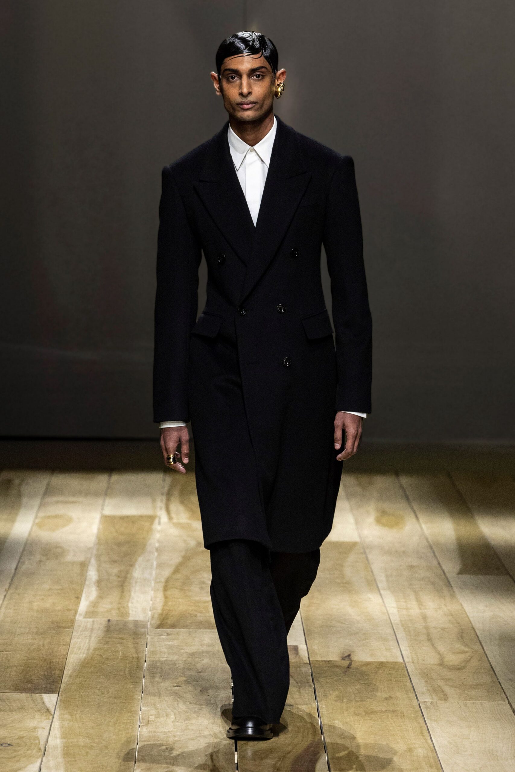 black wool long-sleeve collared tailored coat