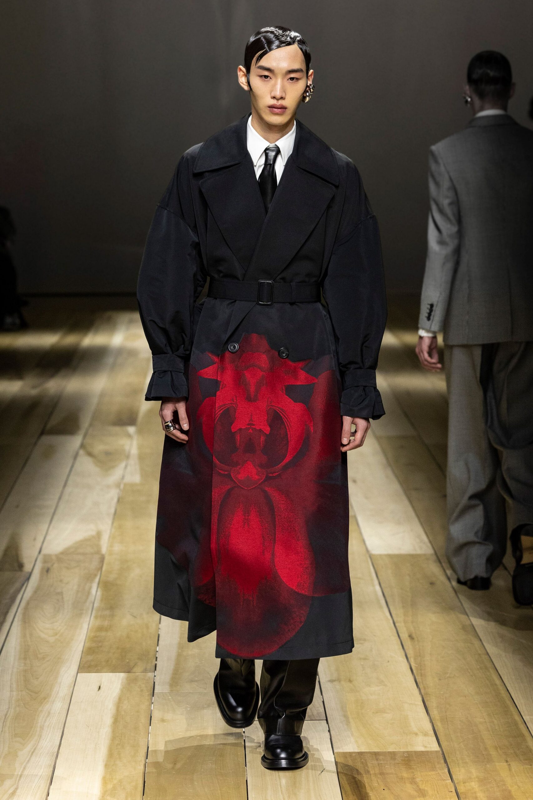 black cotton long-sleeve collared relaxed belted printed trench