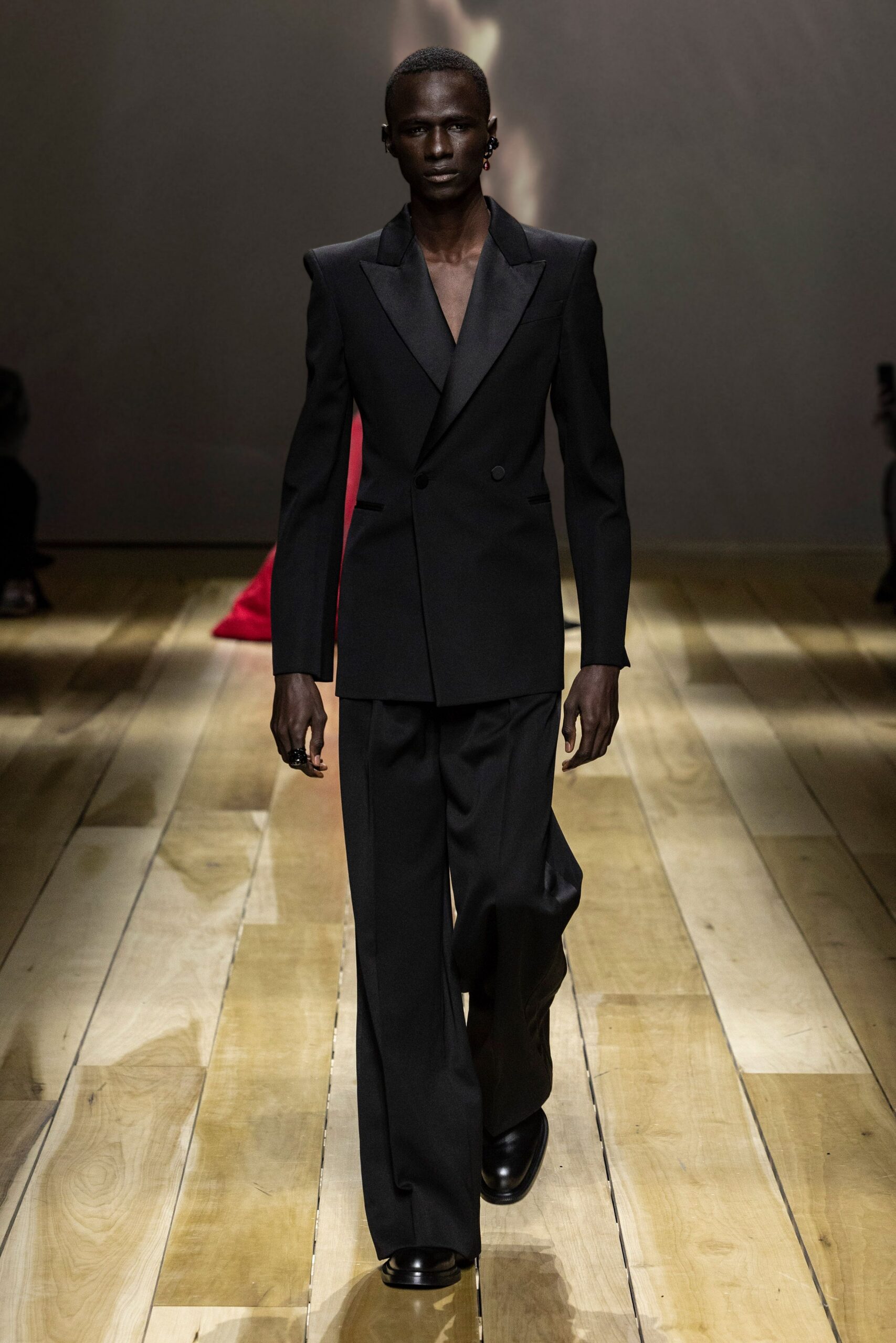 black long-sleeve collared tailored suit