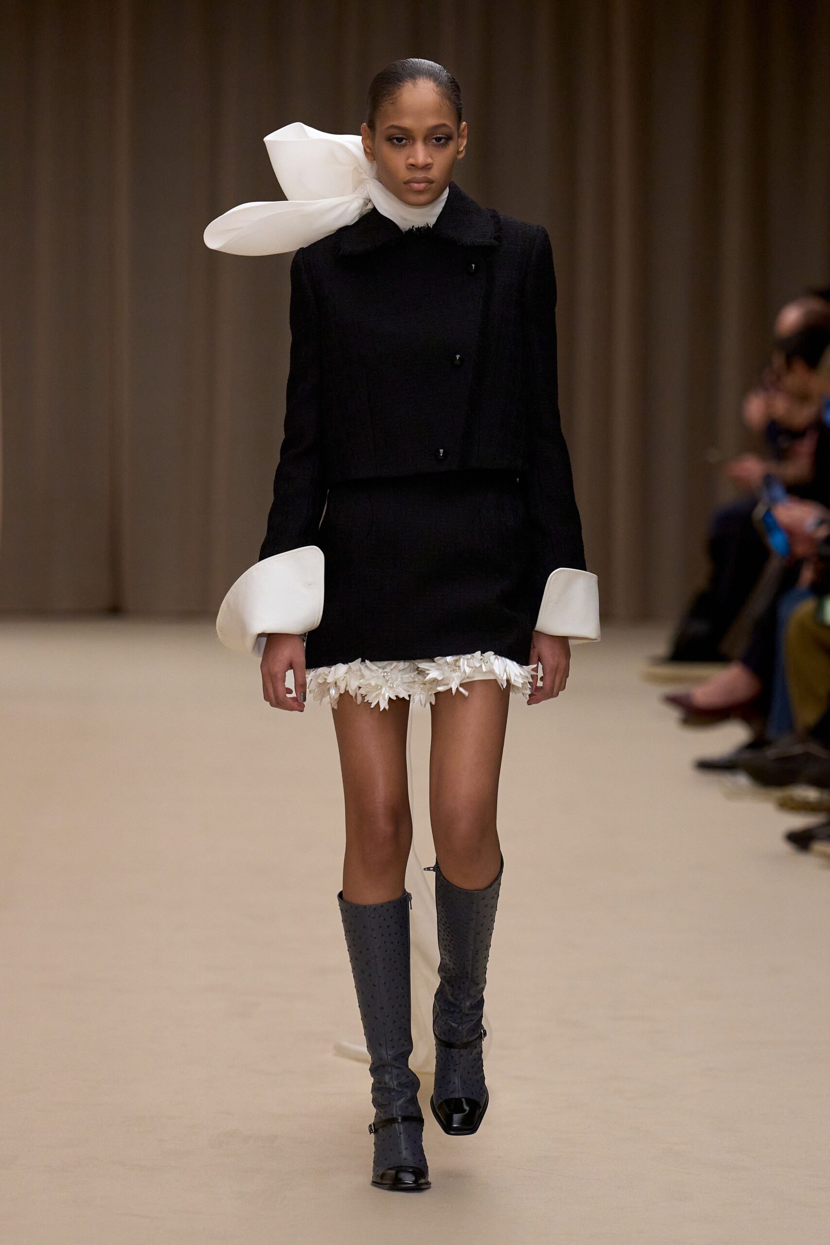 black wool long-sleeve collared fitted buttoned jacket
