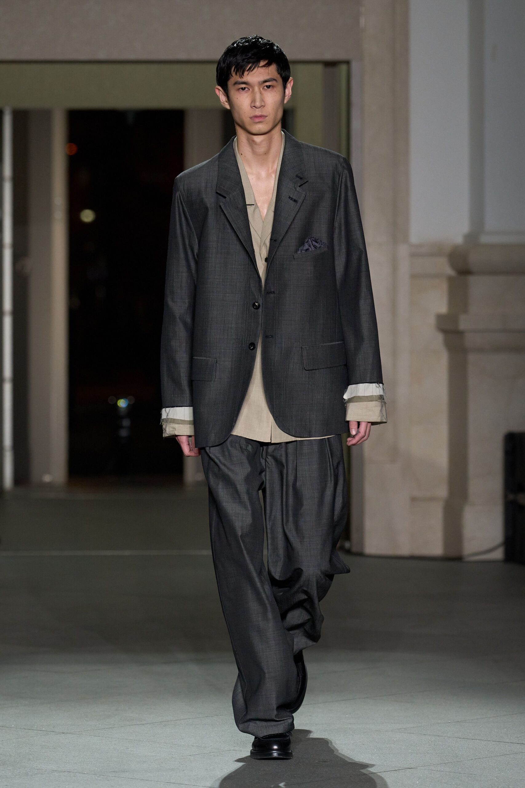 gray cotton long-sleeve collared relaxed buttoned suit