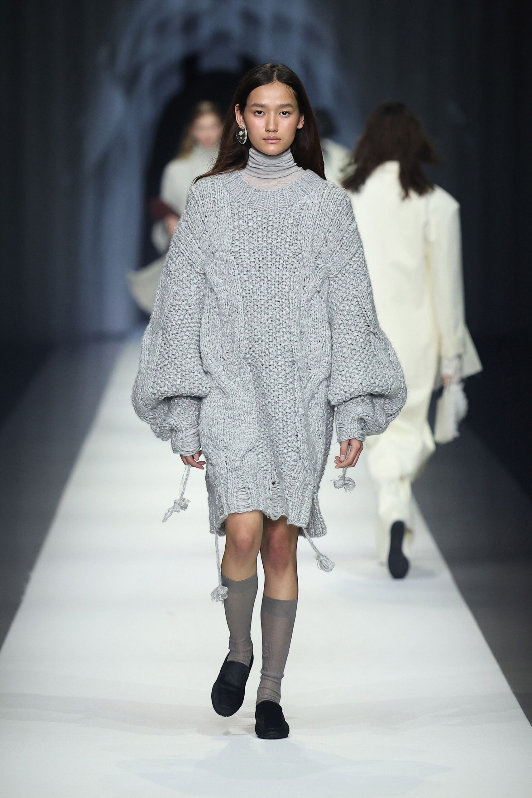 gray wool long-sleeve turtleneck relaxed short sweater