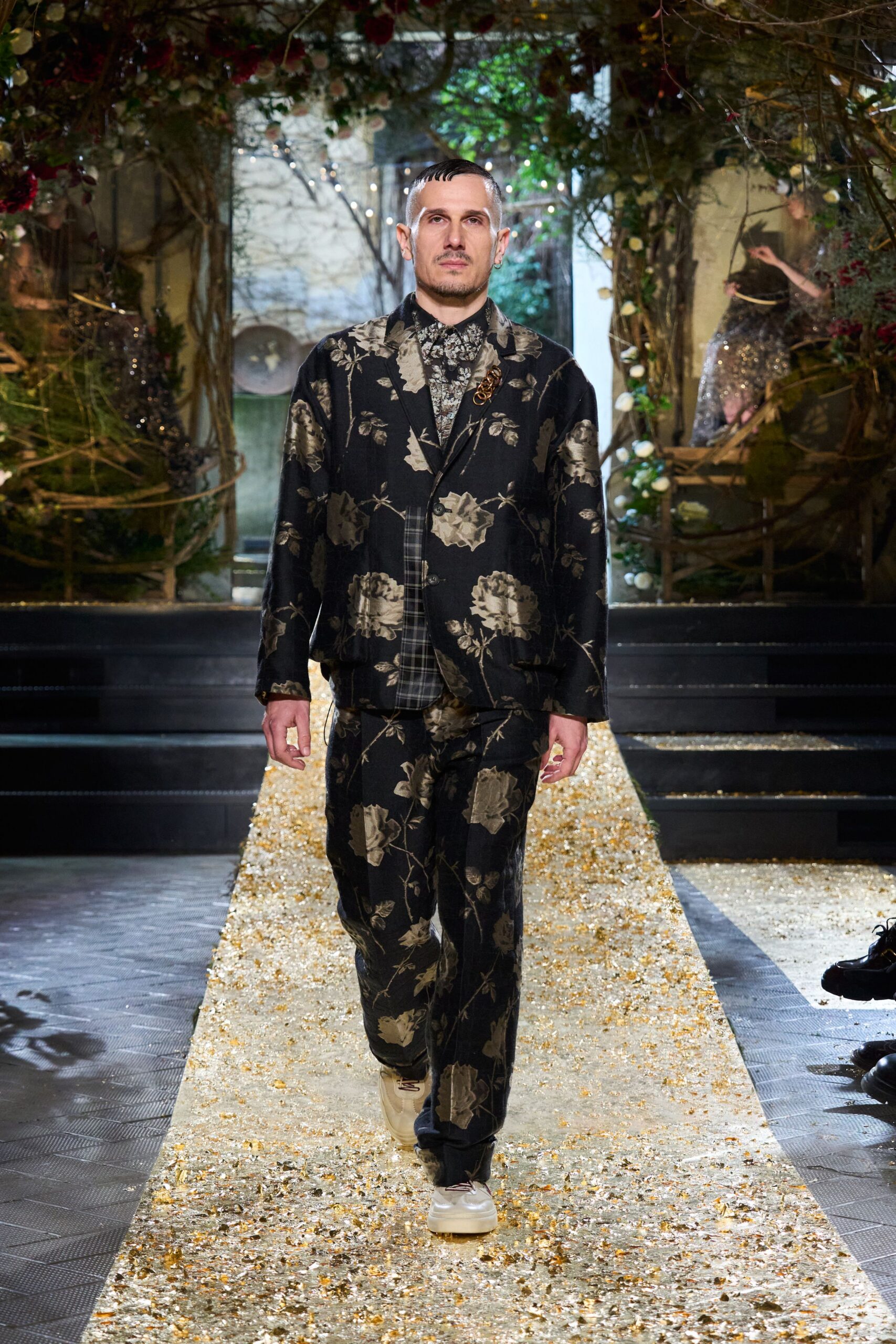 black silk long-sleeve collared tailored printed suit