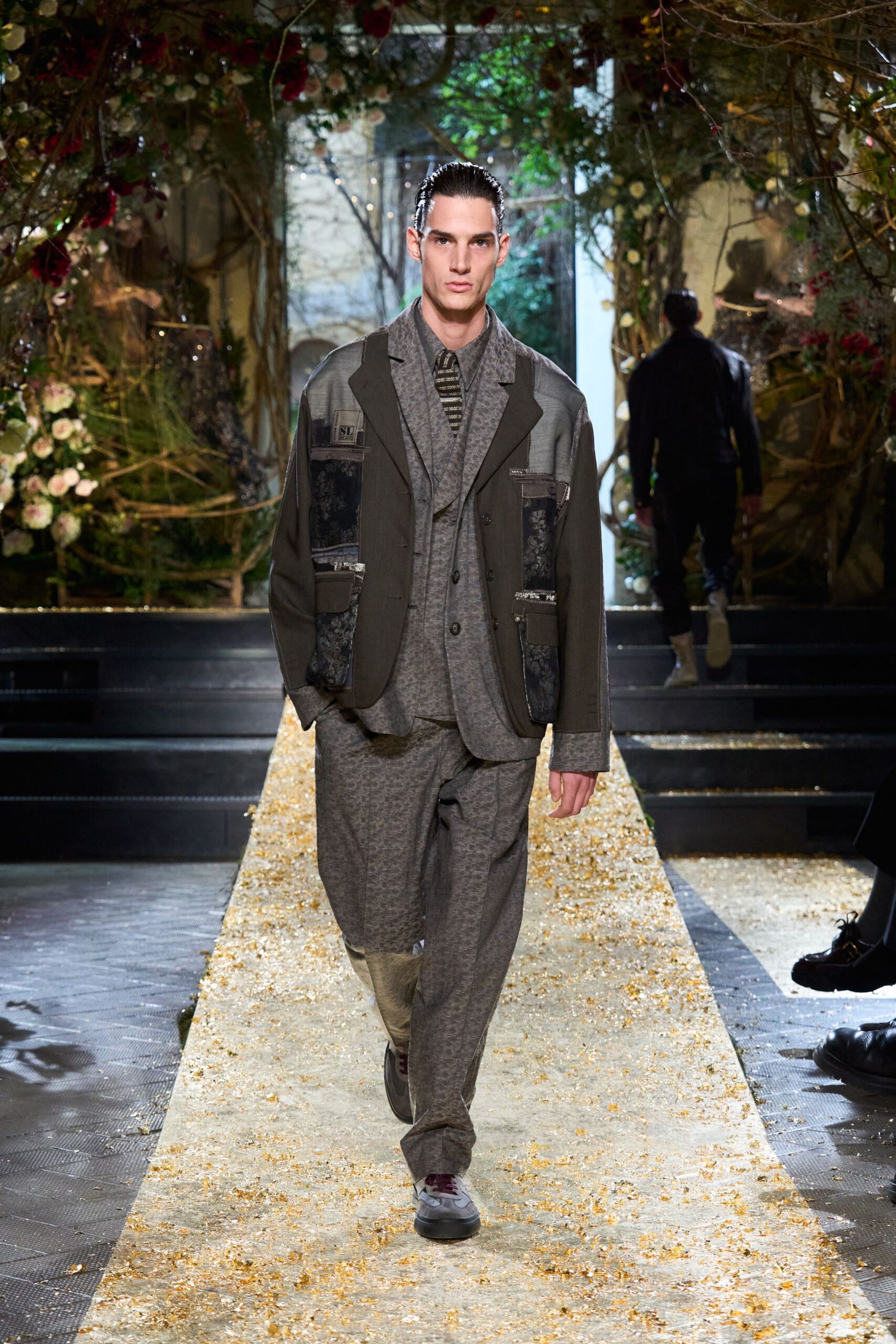 gray cotton long-sleeve collared tailored buttoned pockets suit