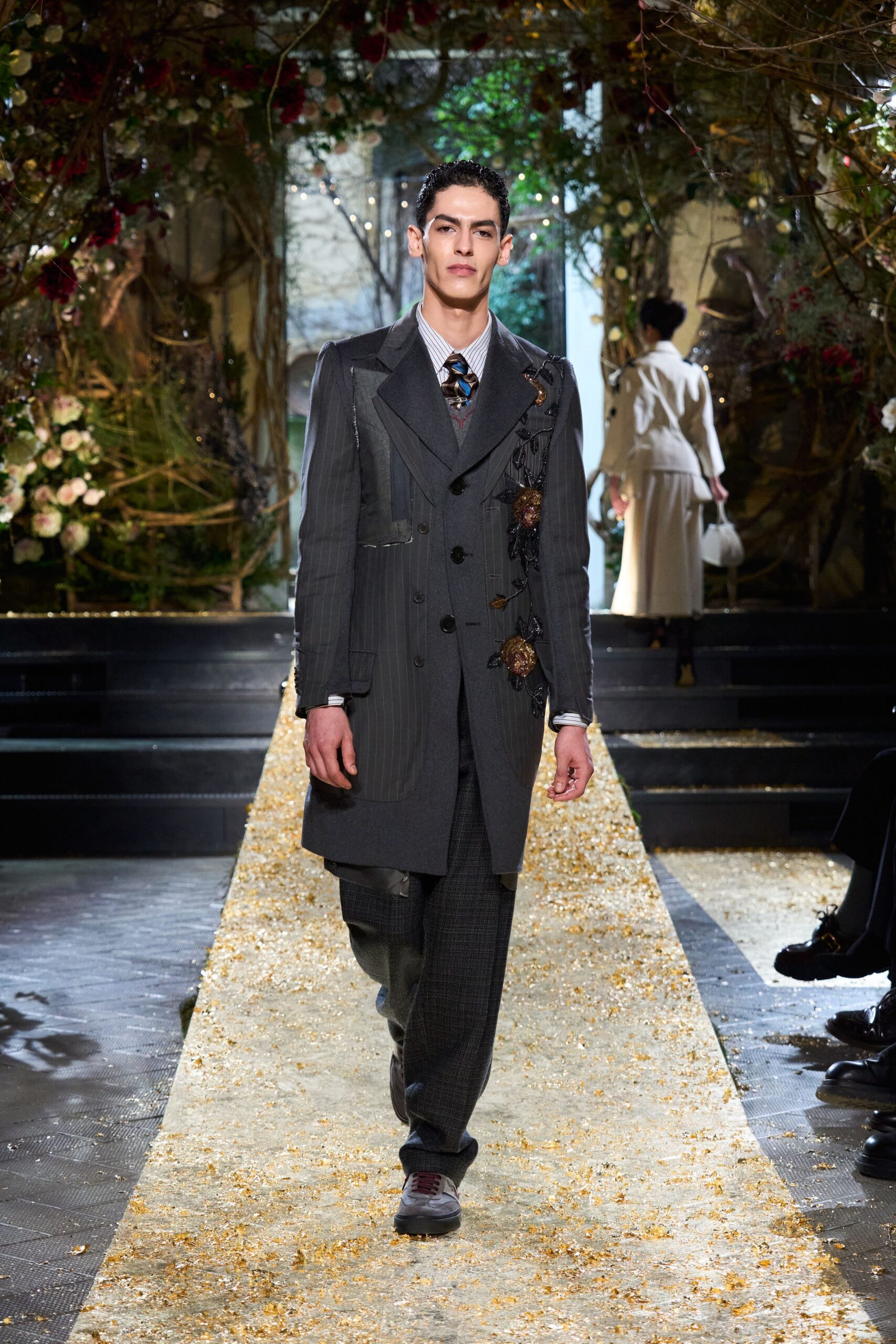 gray wool long-sleeve collared tailored embroidered suit
