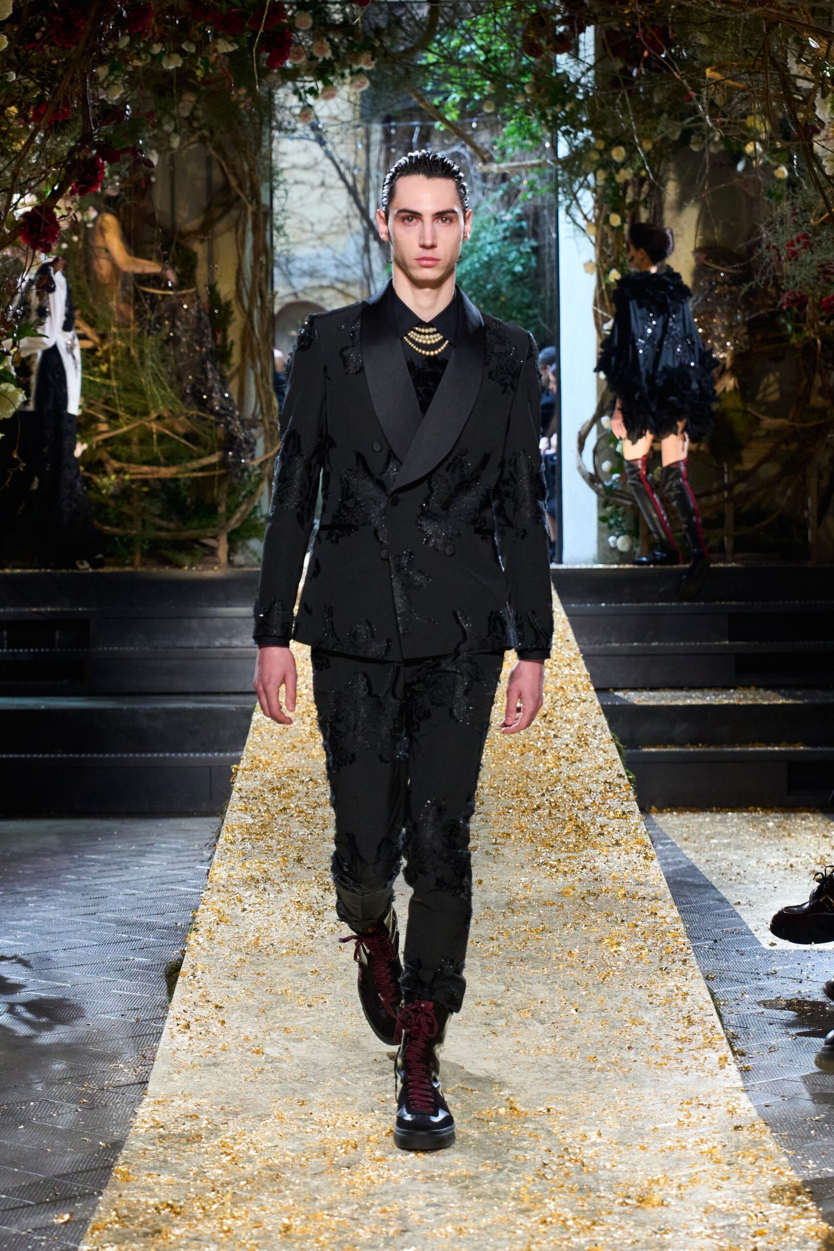black silk long-sleeve collared tailored embroidered suit