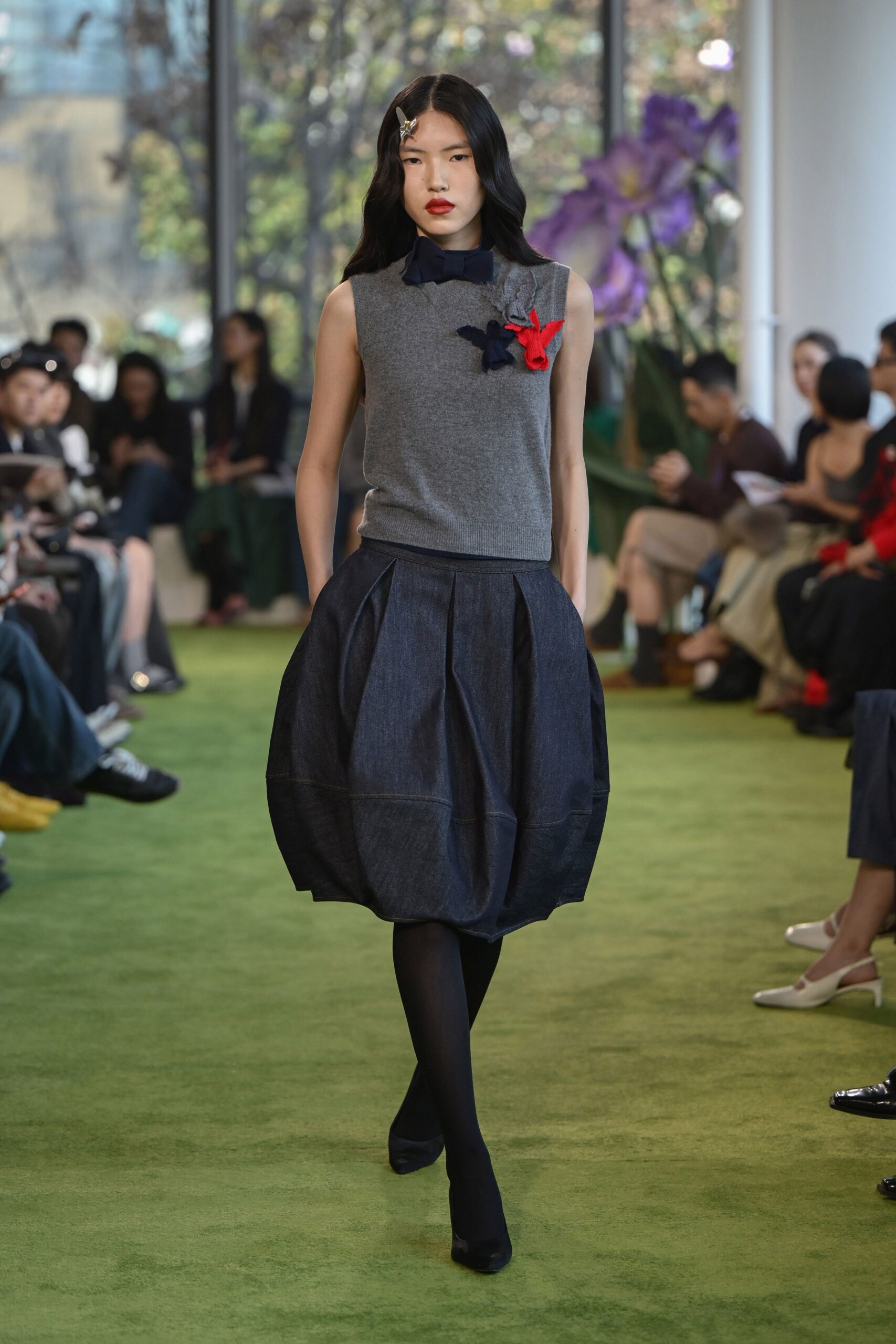 gray wool sleeveless collared fitted pleated top