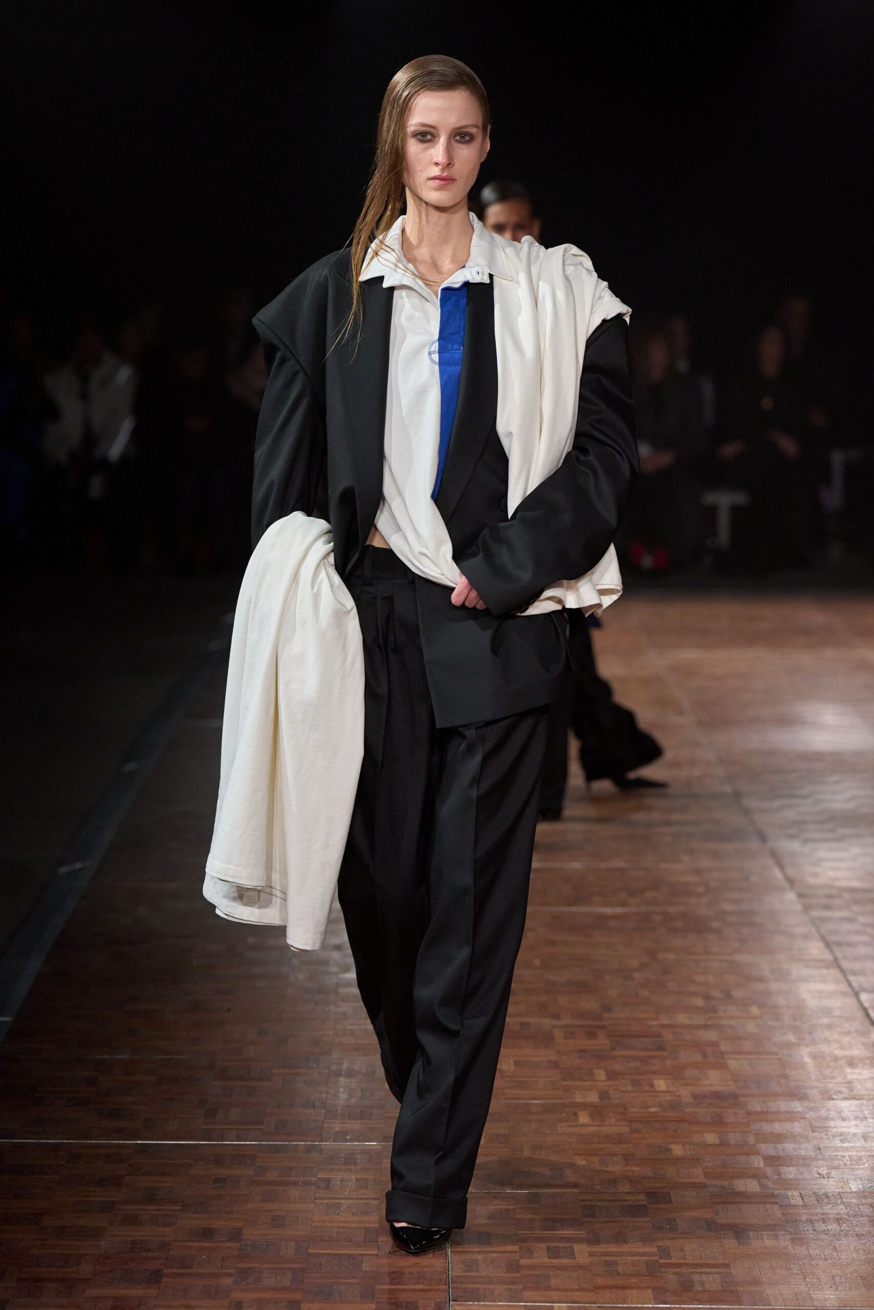 black long-sleeve collared oversized blazer