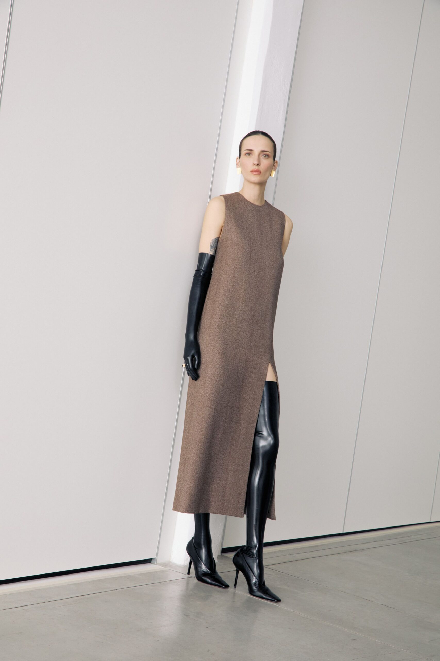 brown fitted midi dress with gloves and heels