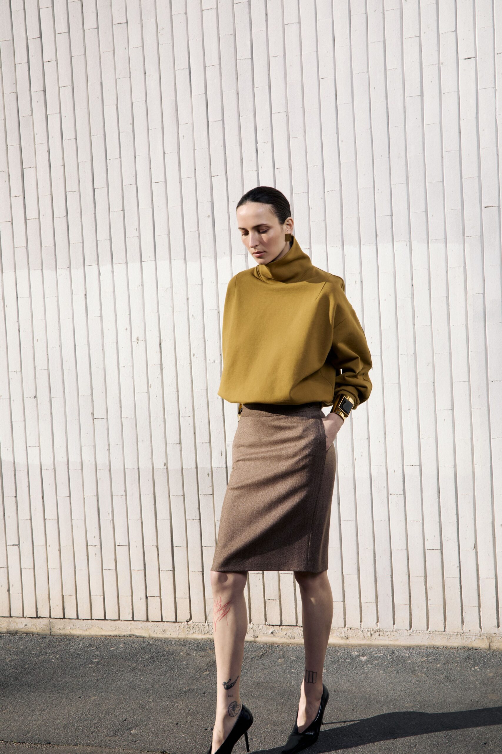 yellow relaxed top with brown pencil skirt