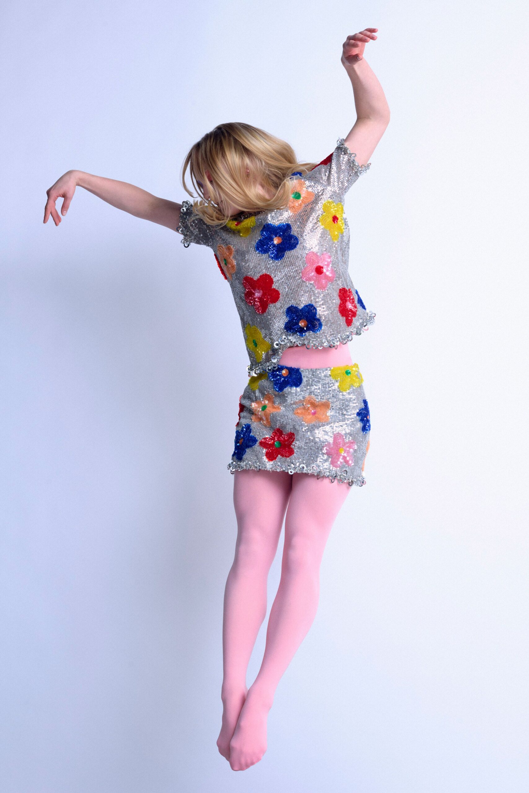 gray sequin short-sleeve collared fitted embroidered shiny top