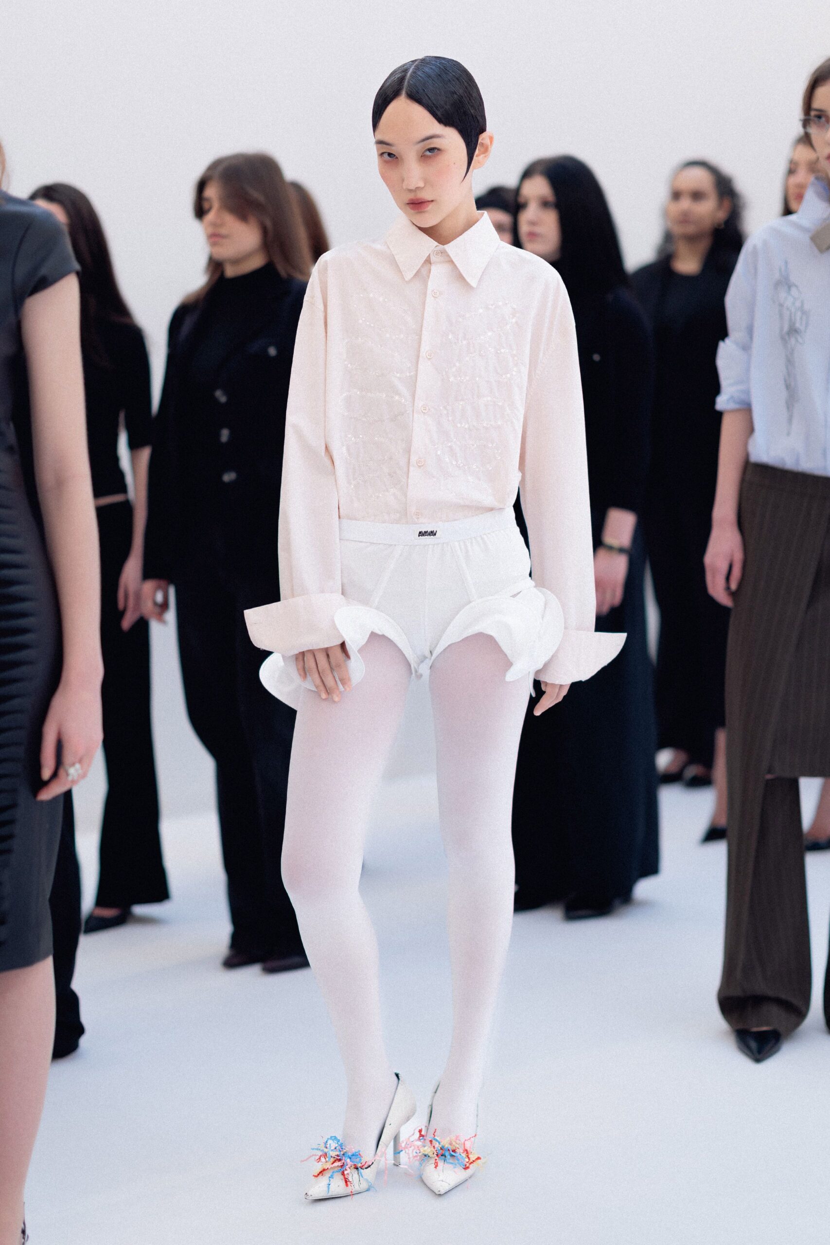 white cotton fitted pleated short shorts