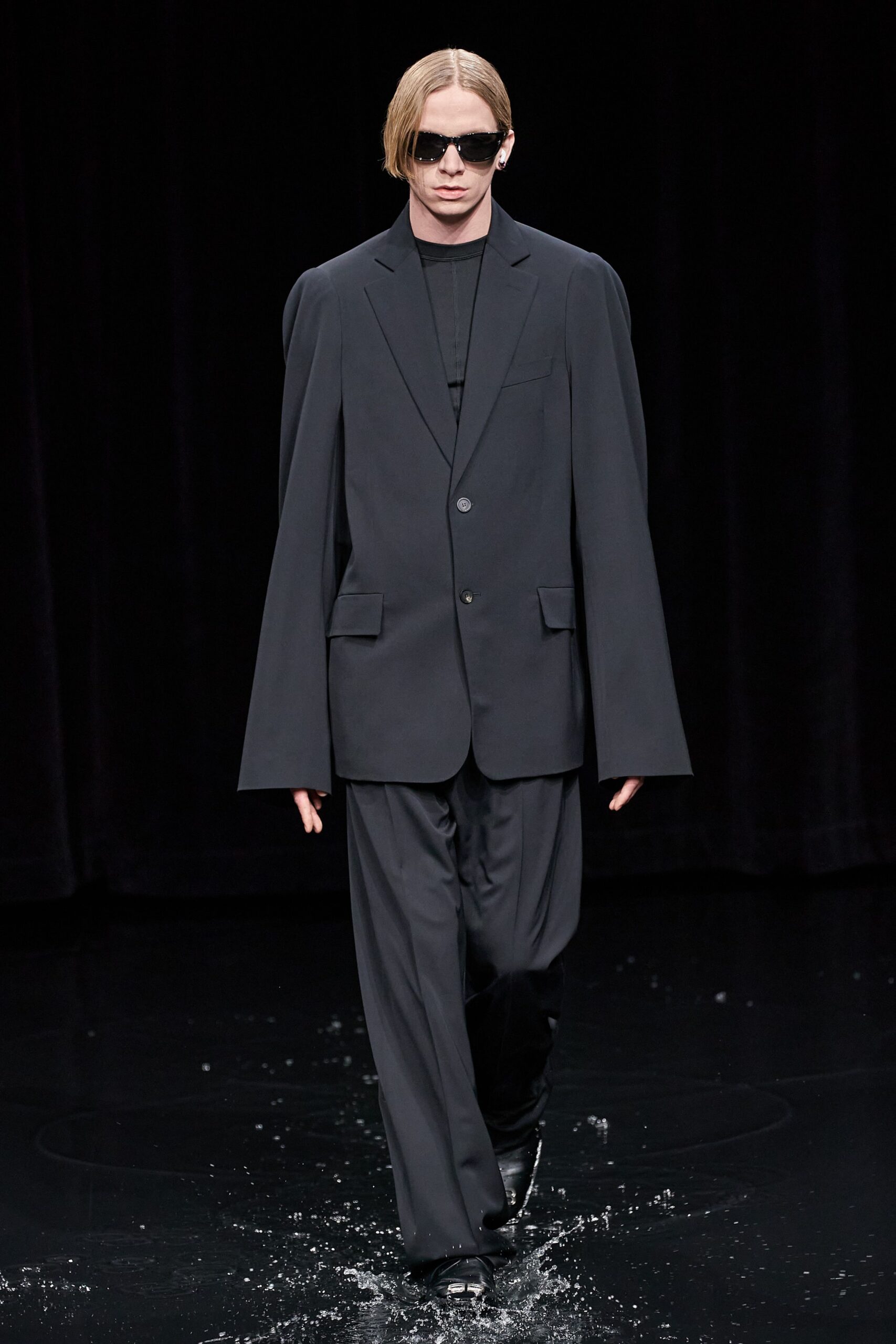 black long-sleeve collared relaxed buttoned suit