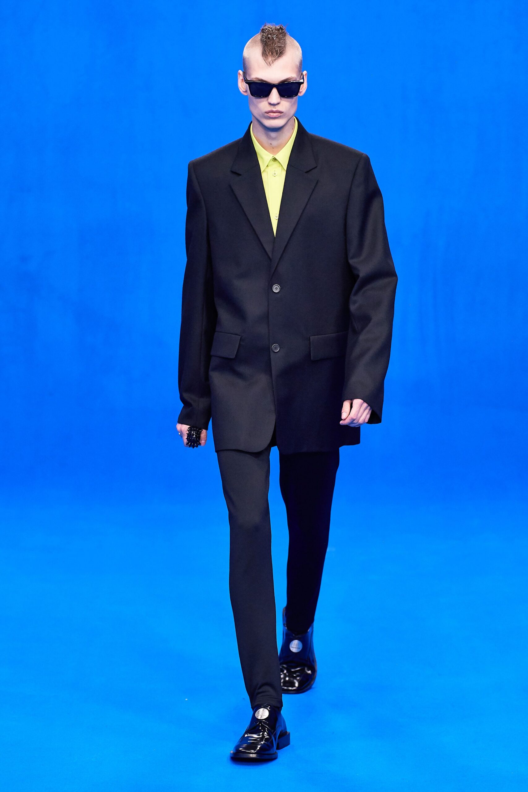oversized black blazer with yellow shirt