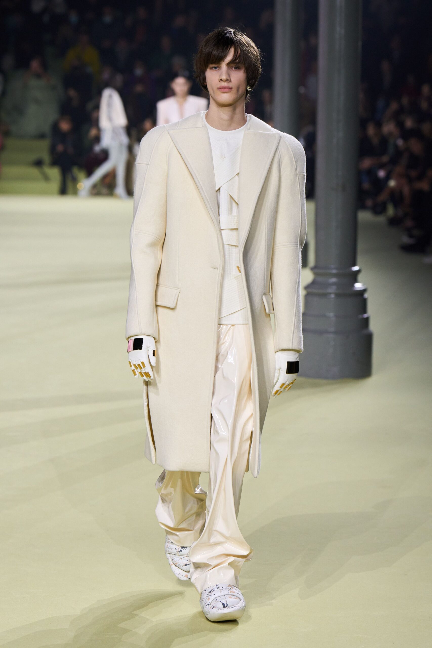 white wool long-sleeve collared oversized coat