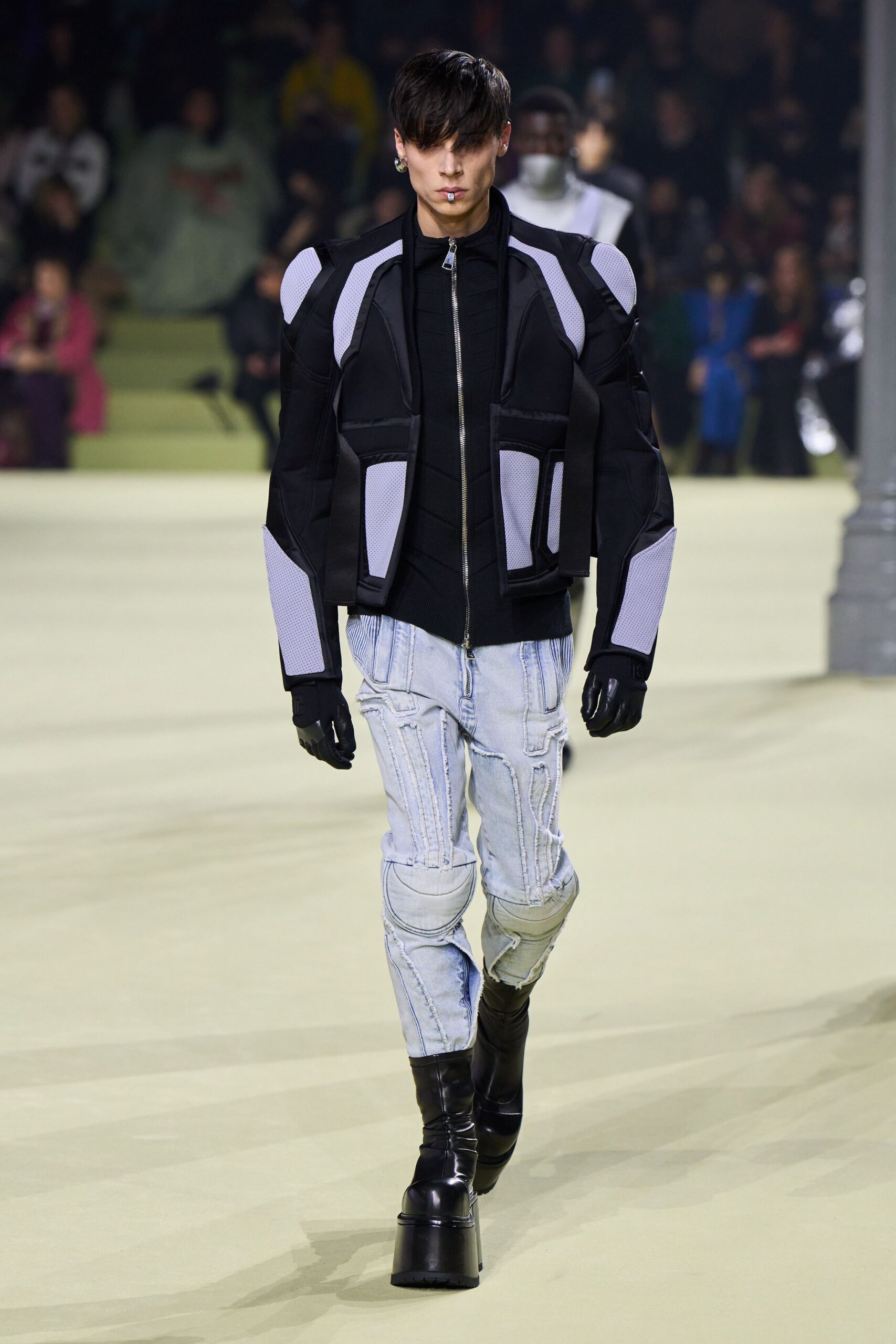 black cotton long-sleeve collared fitted zippered padded jacket
