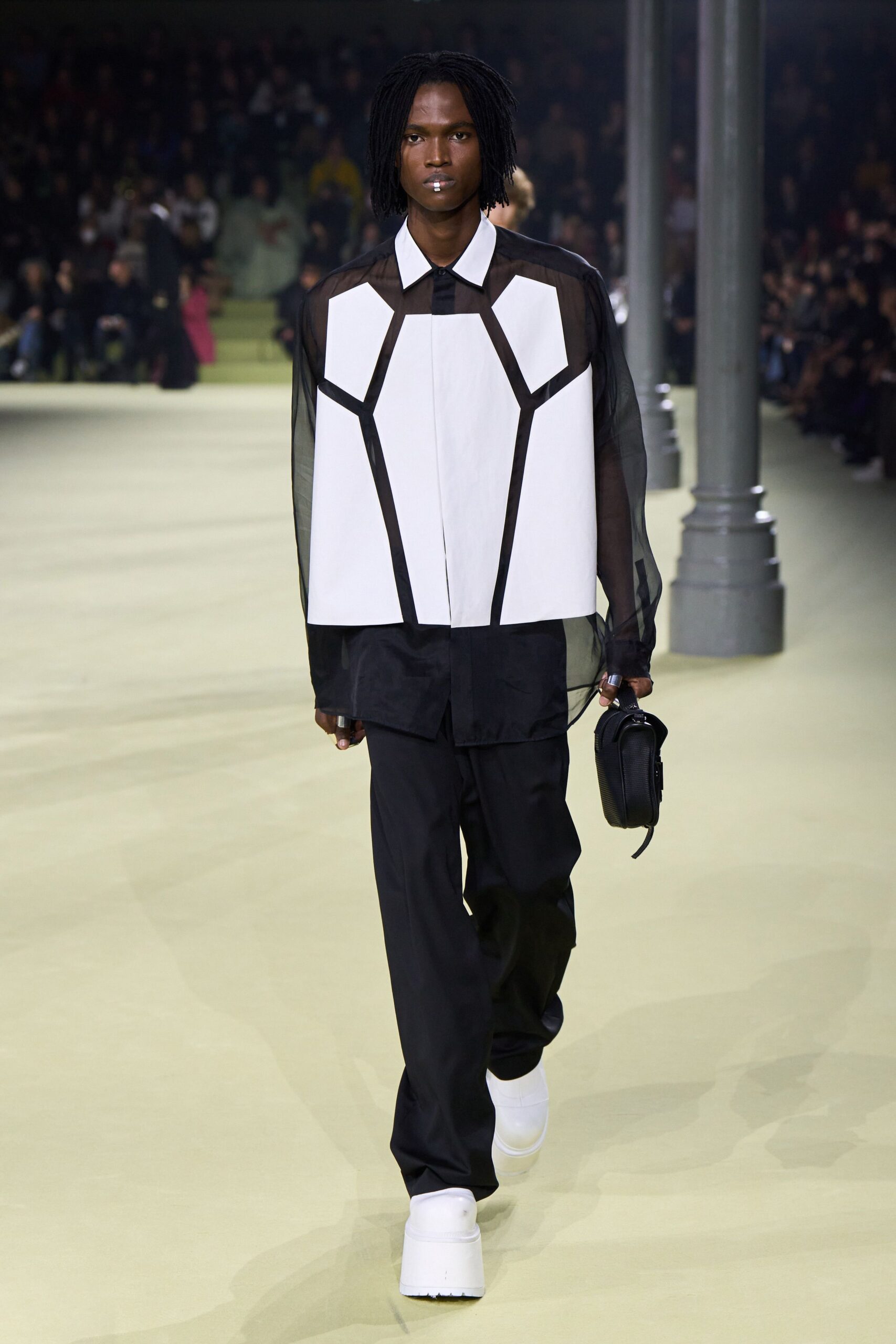 black cotton long-sleeve collared relaxed buttoned shirt
