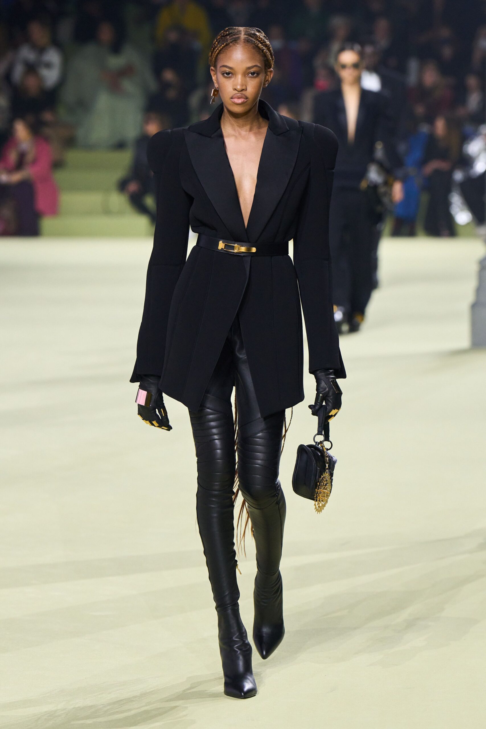 black long-sleeve v-neck structured buttoned blazer