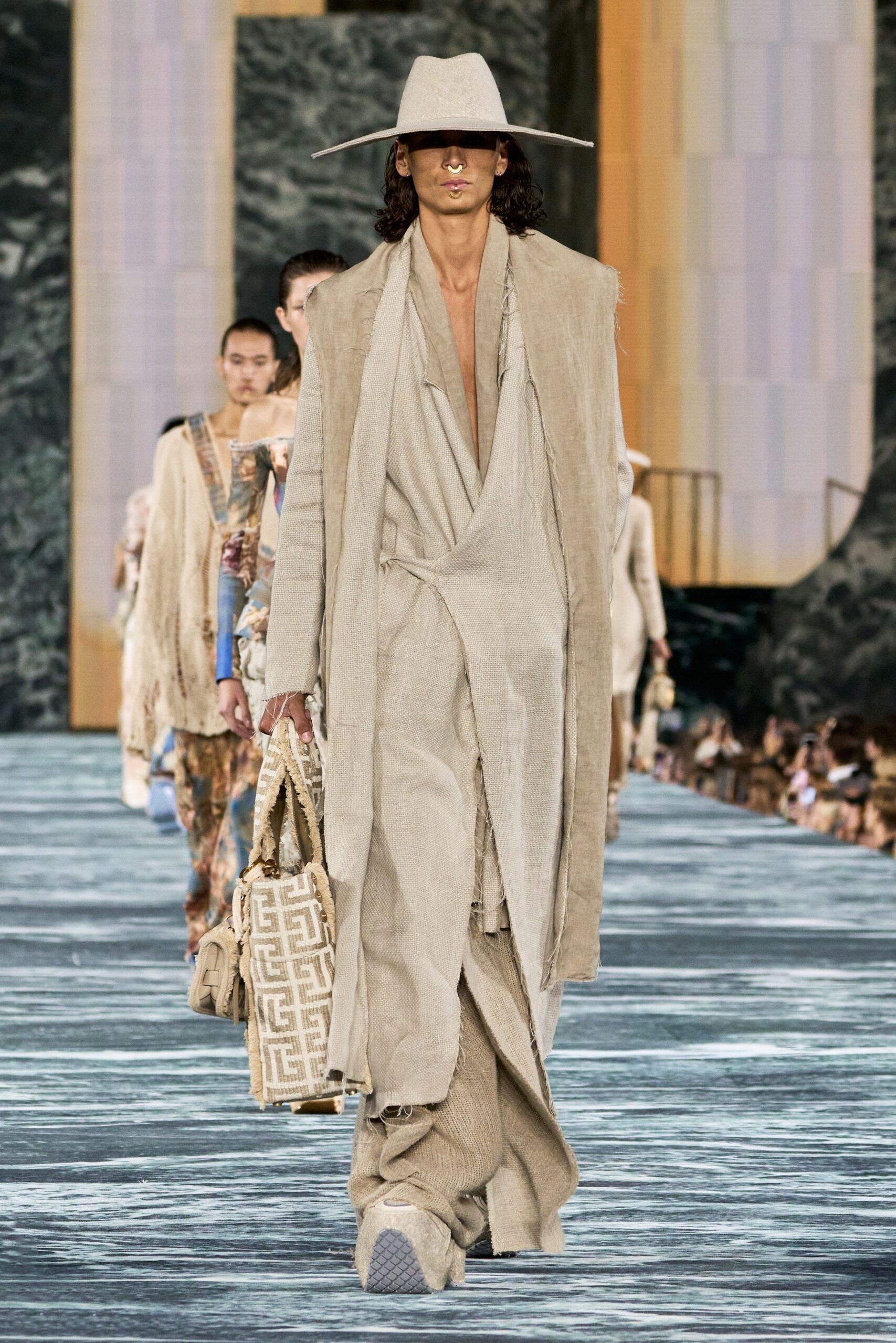 Balmain Spring 2023 Ready-to-Wear Look 33