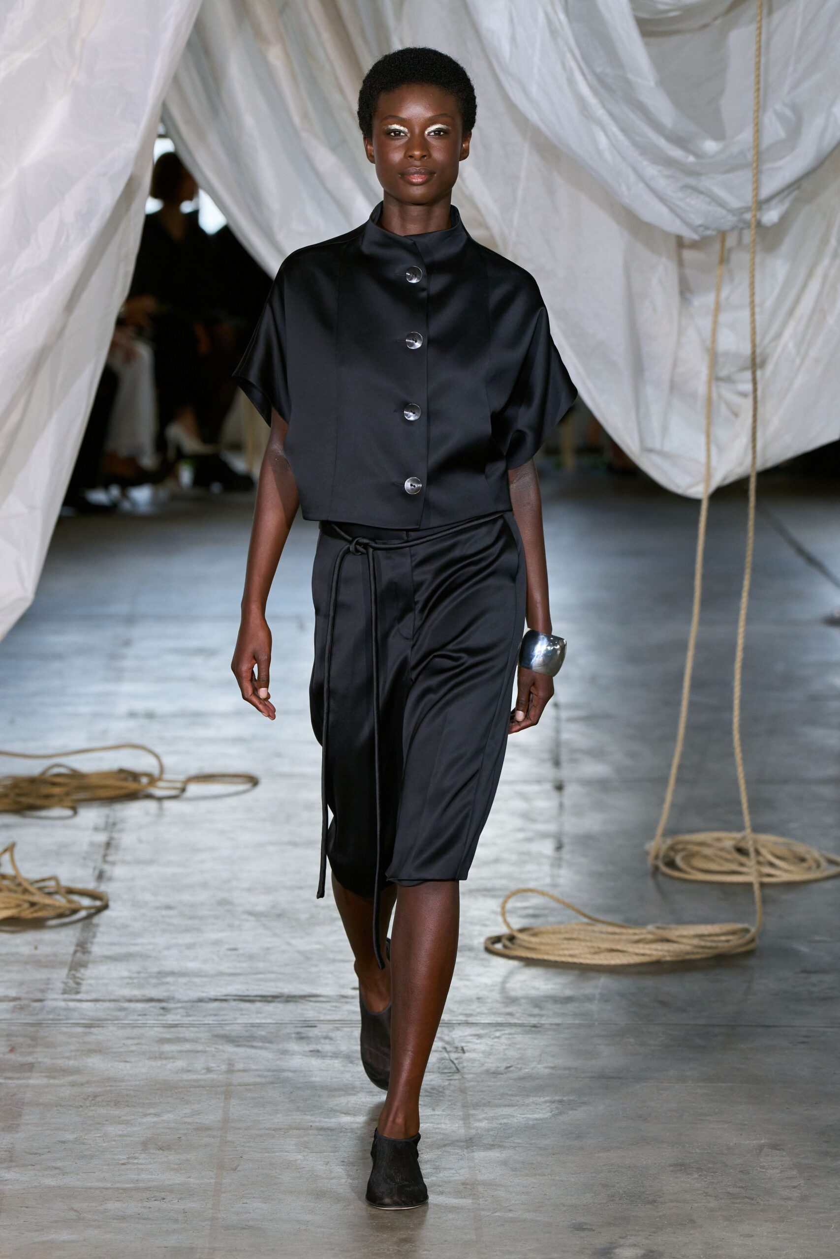 black silk short-sleeve collared relaxed buttoned top
