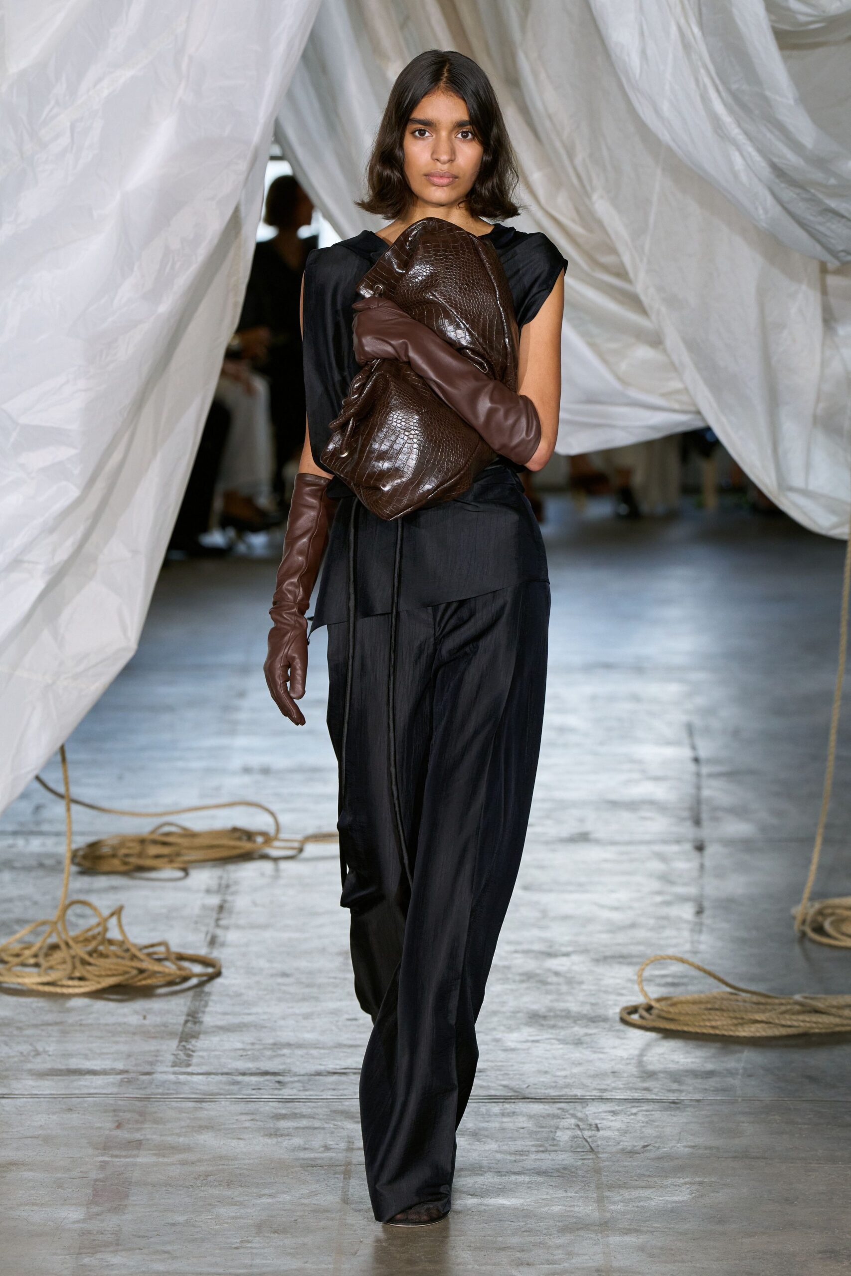 brown leather fitted gloves