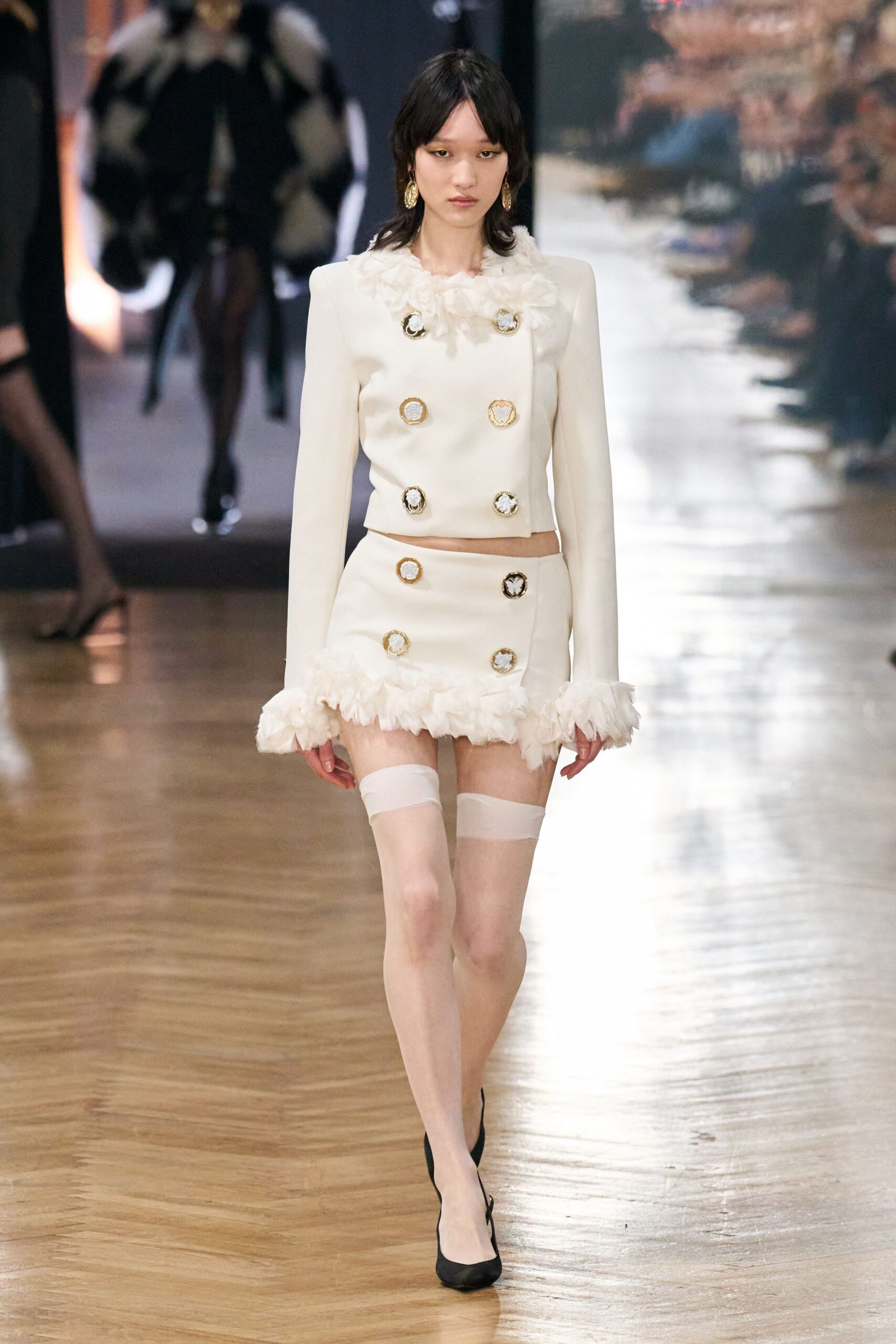 white cotton long-sleeve collared tailored buttoned blazer
