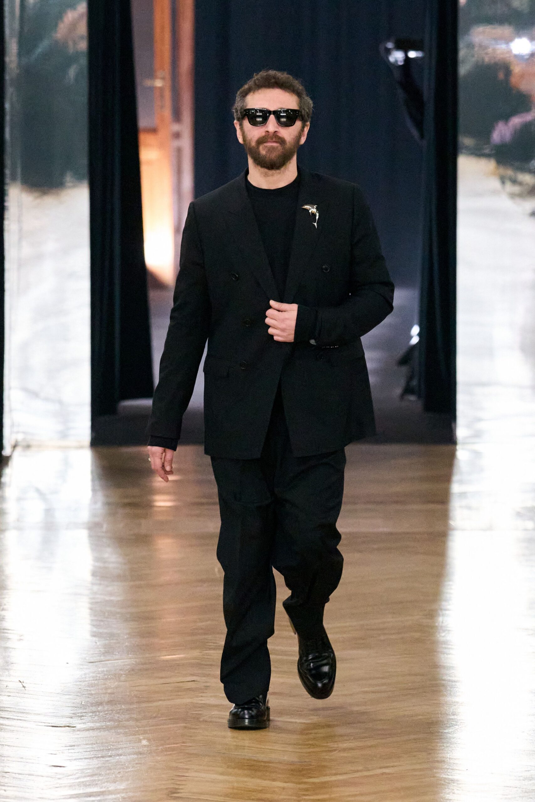 black long-sleeve collared tailored buttoned suit