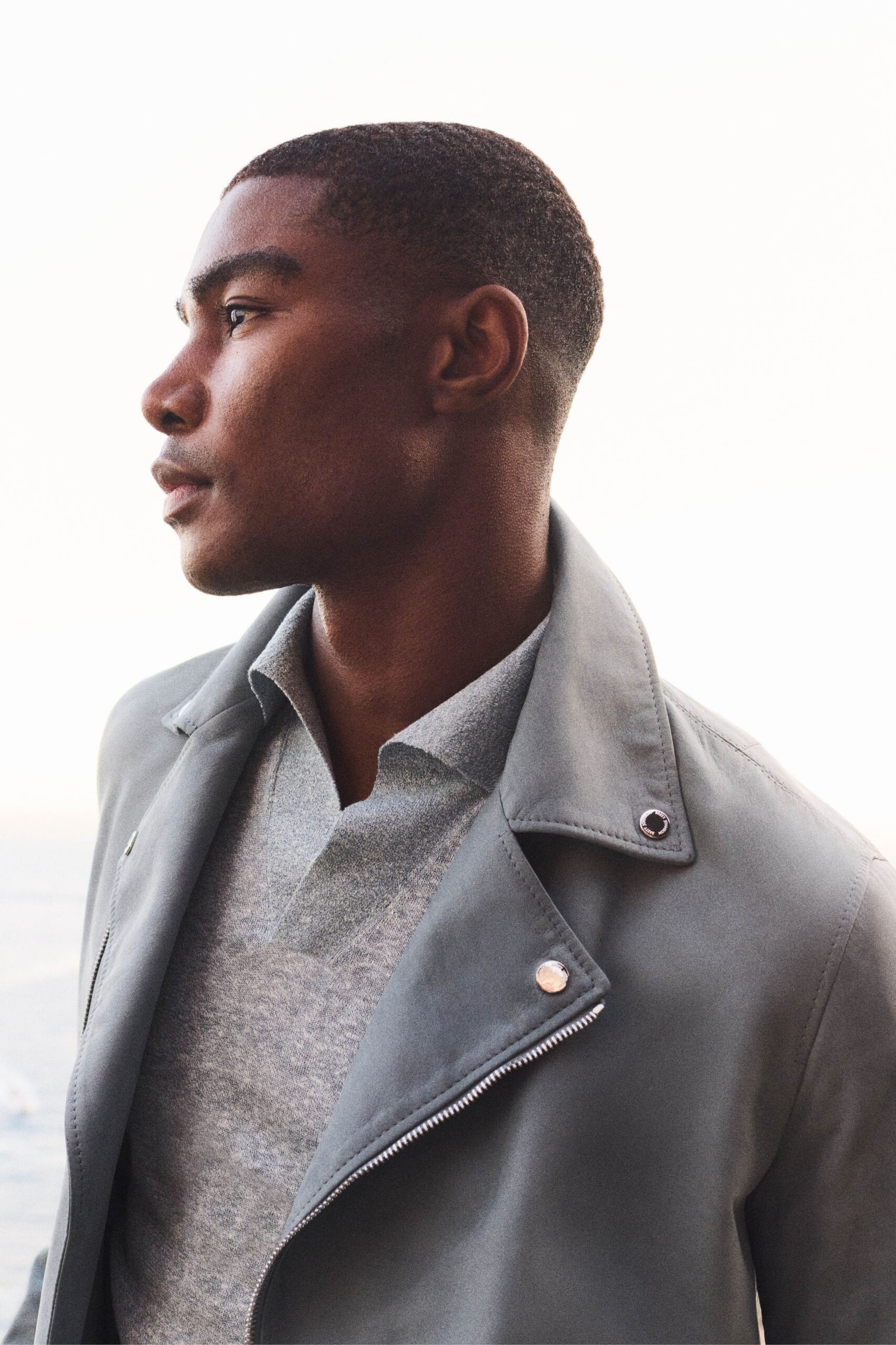 gray leather long-sleeve collared fitted zippered jacket
