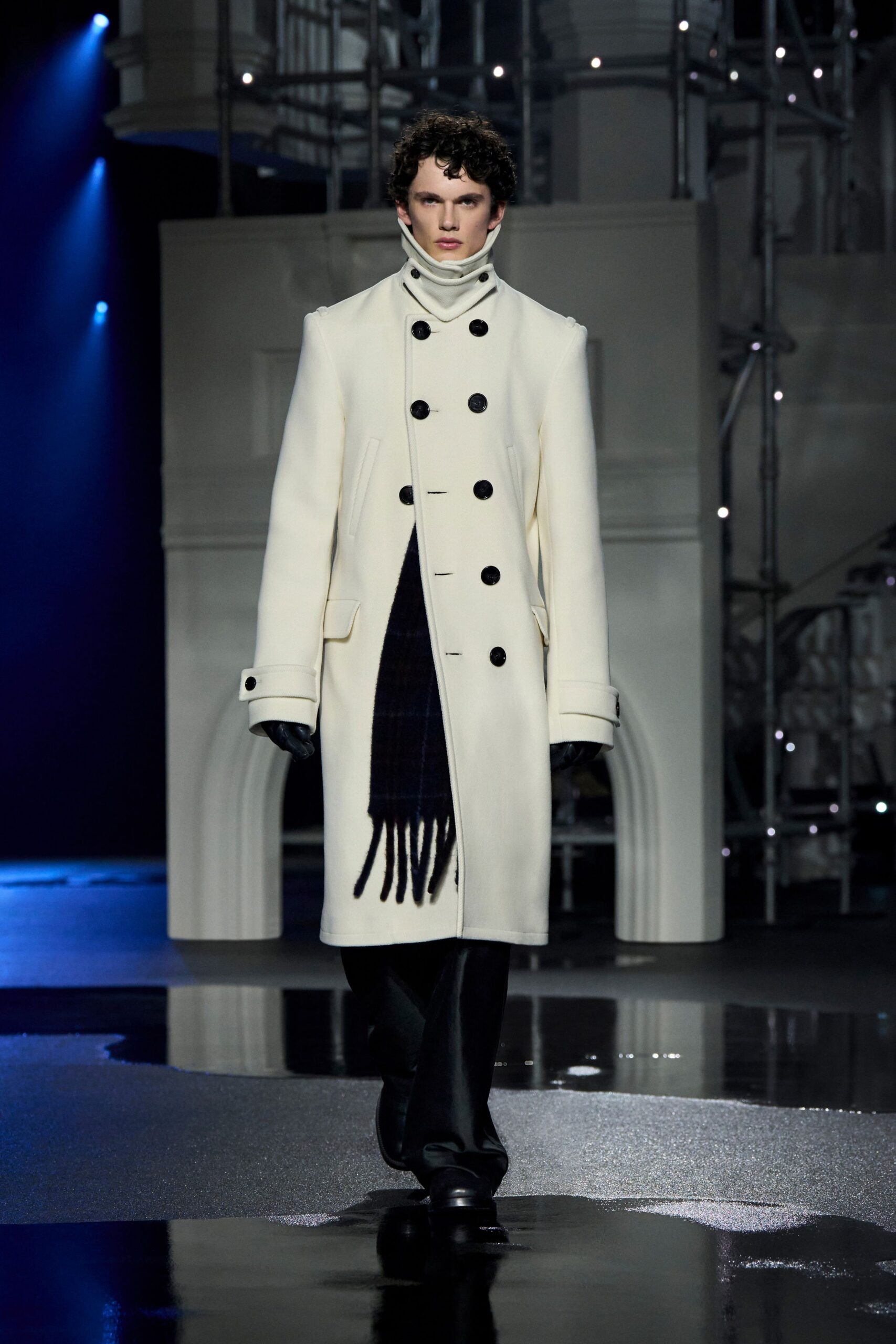 white wool long-sleeve collared fitted buttoned coat