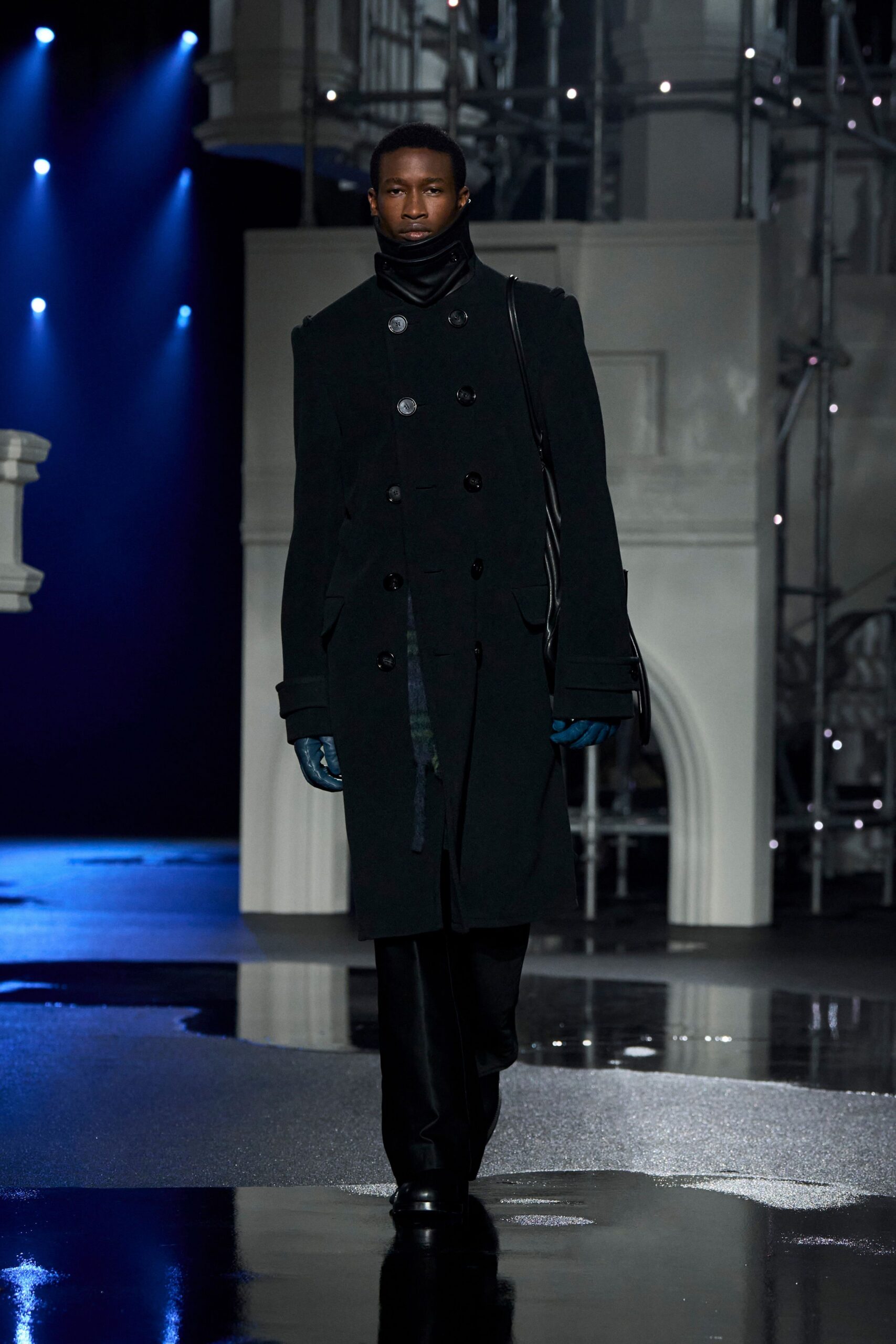 black wool long-sleeve collared fitted coat