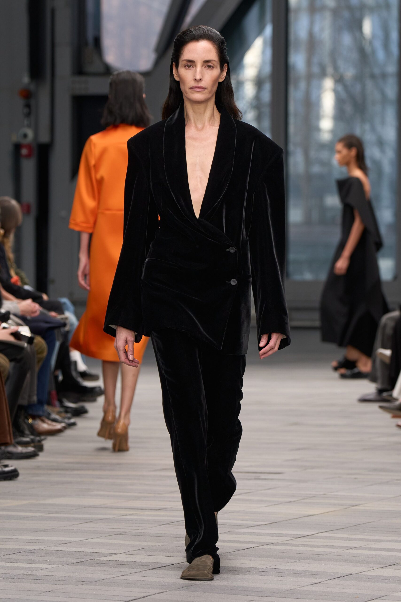 black velvet long-sleeve v-neck structured blazer