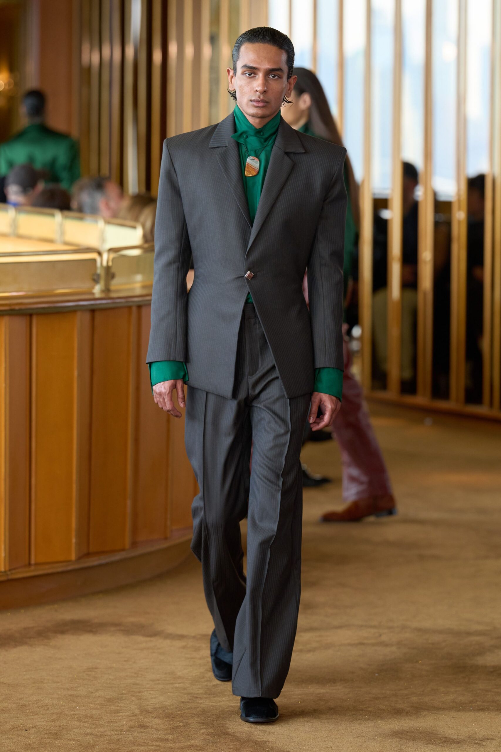 gray cotton long-sleeve collared tailored buttoned pleated suit