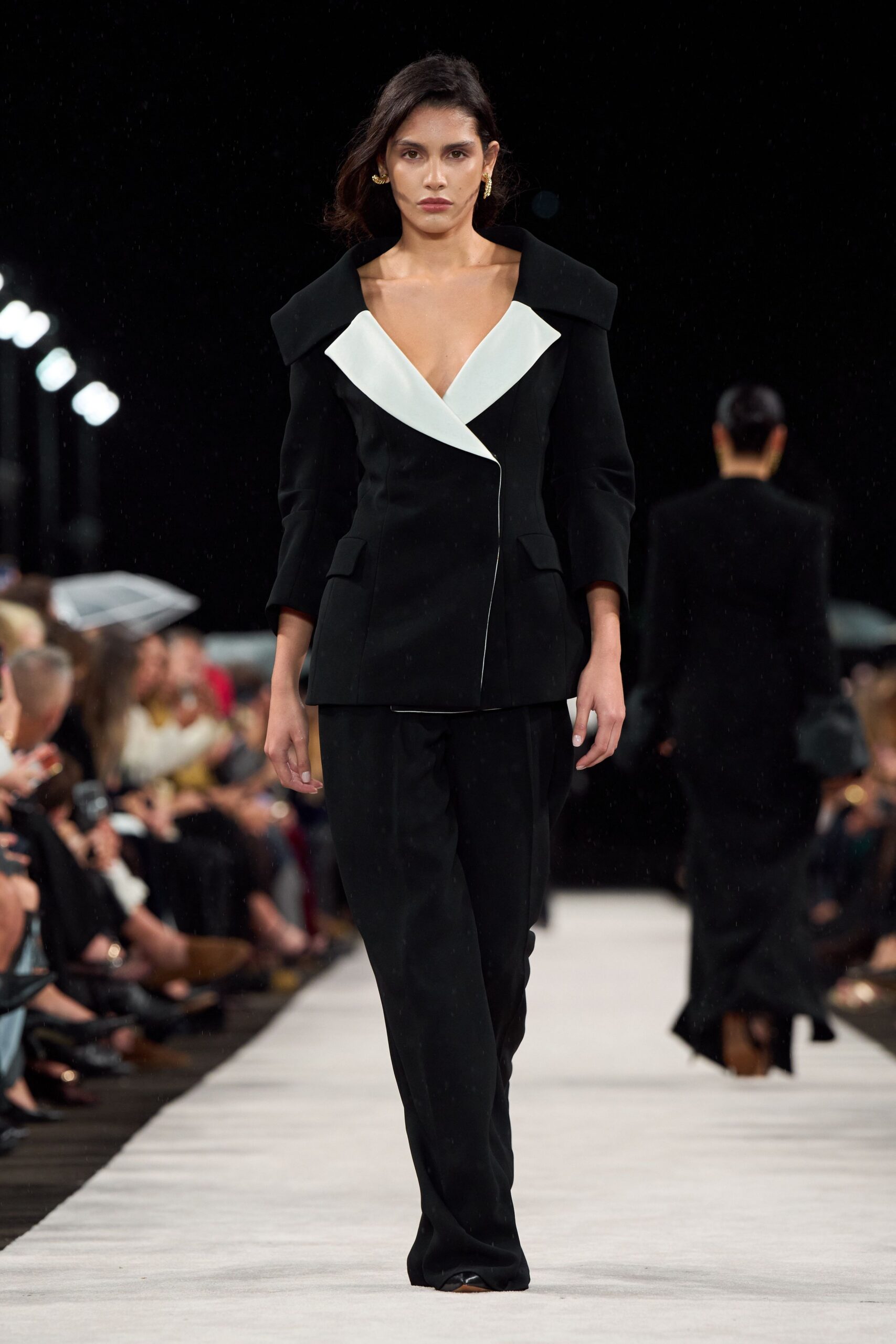 black long-sleeve v-neck tailored zippered blazer