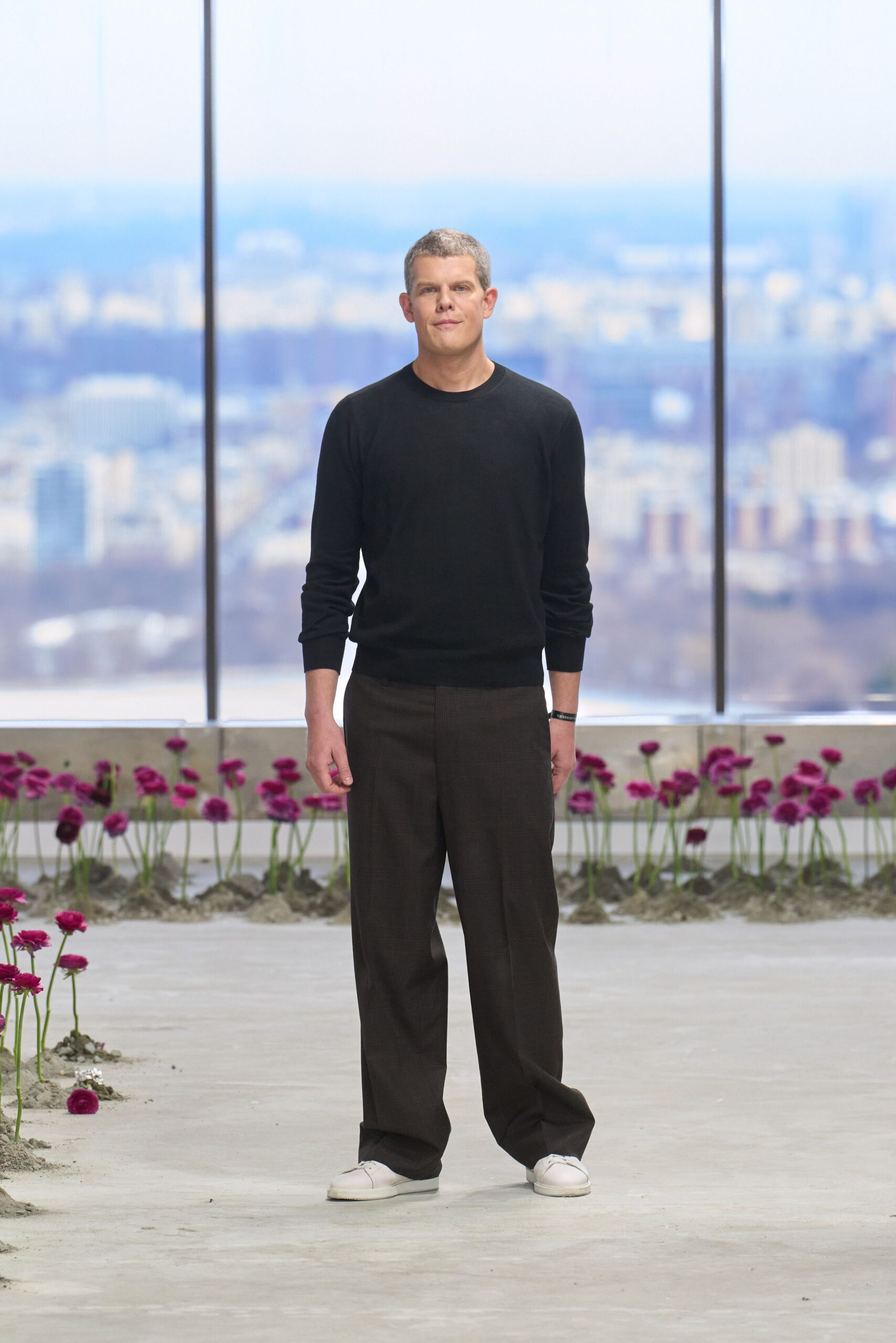 black cotton long-sleeve collared fitted sweater