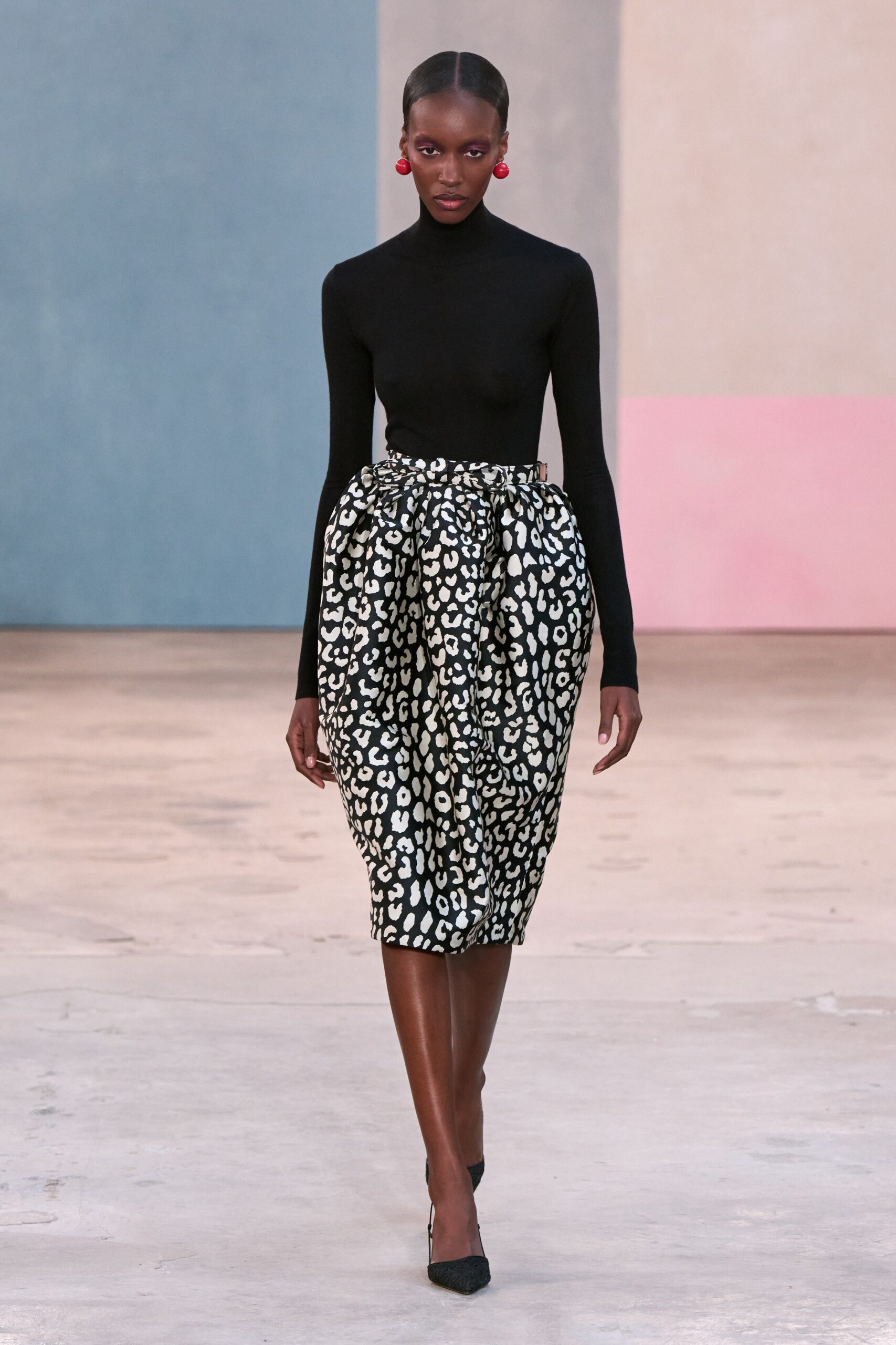black silk fitted animal-print pleated skirt