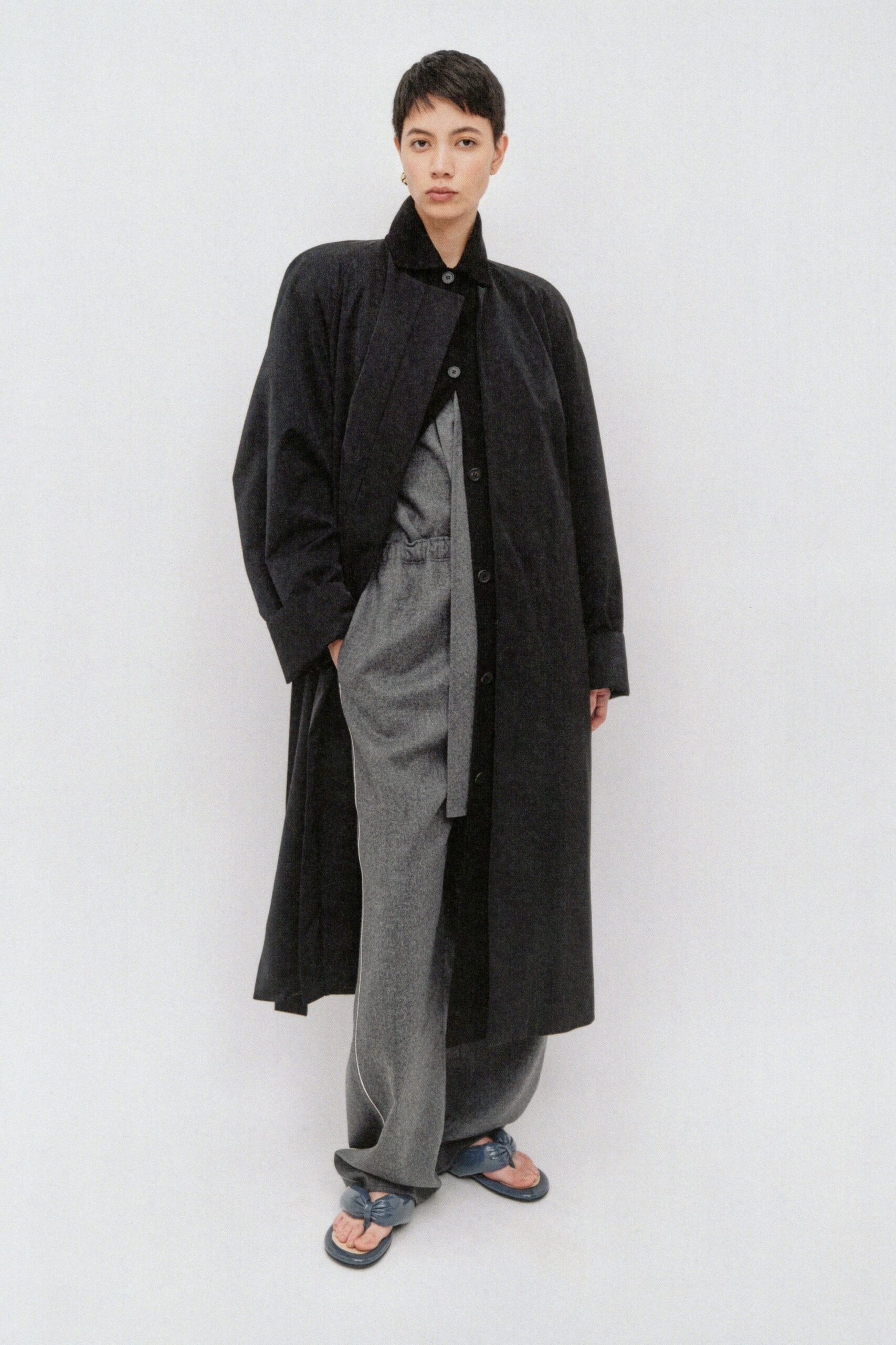 black cotton long-sleeve collared oversized buttoned coat