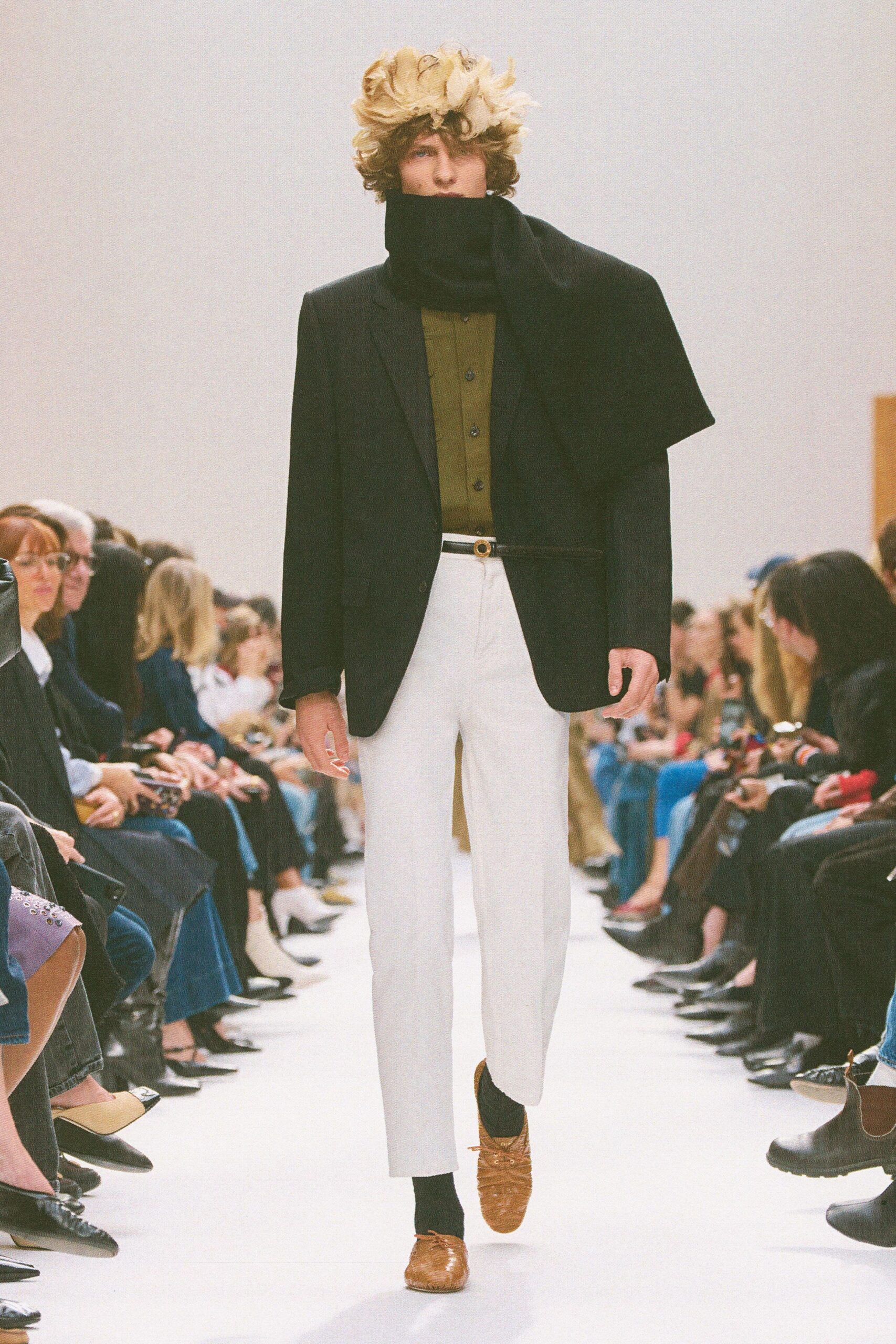black long-sleeve collared structured blazer