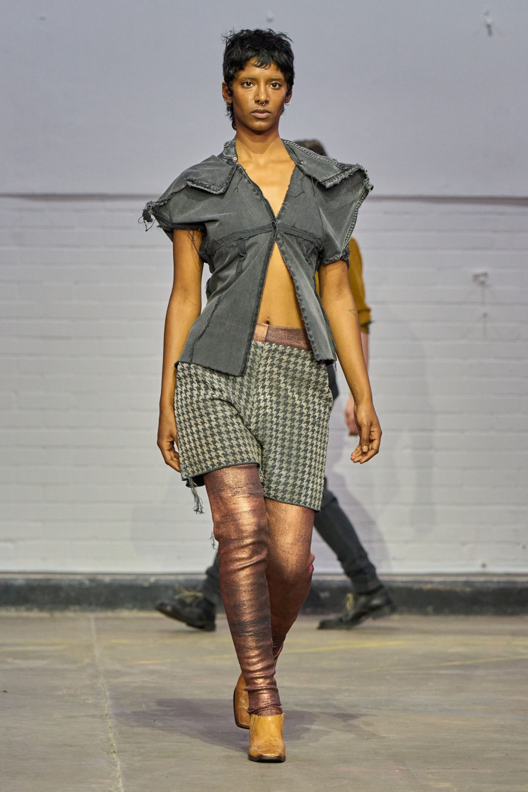 gray denim short-sleeve collared fitted fringed shirt