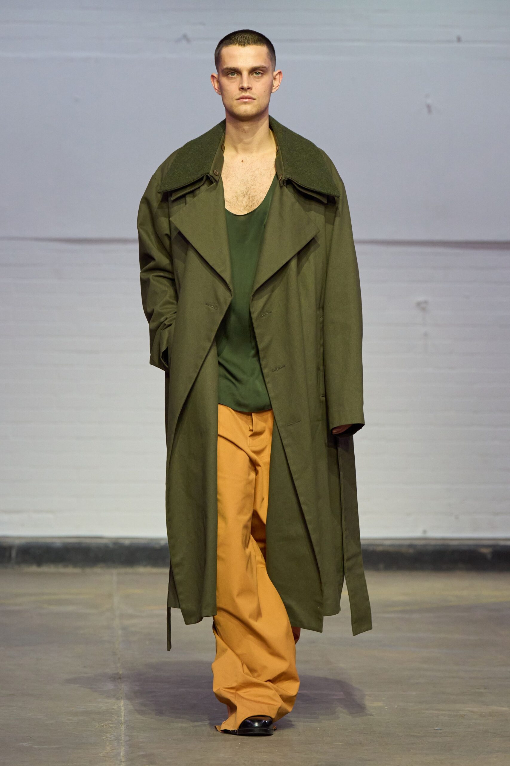 green long-sleeve collared relaxed buttoned coat