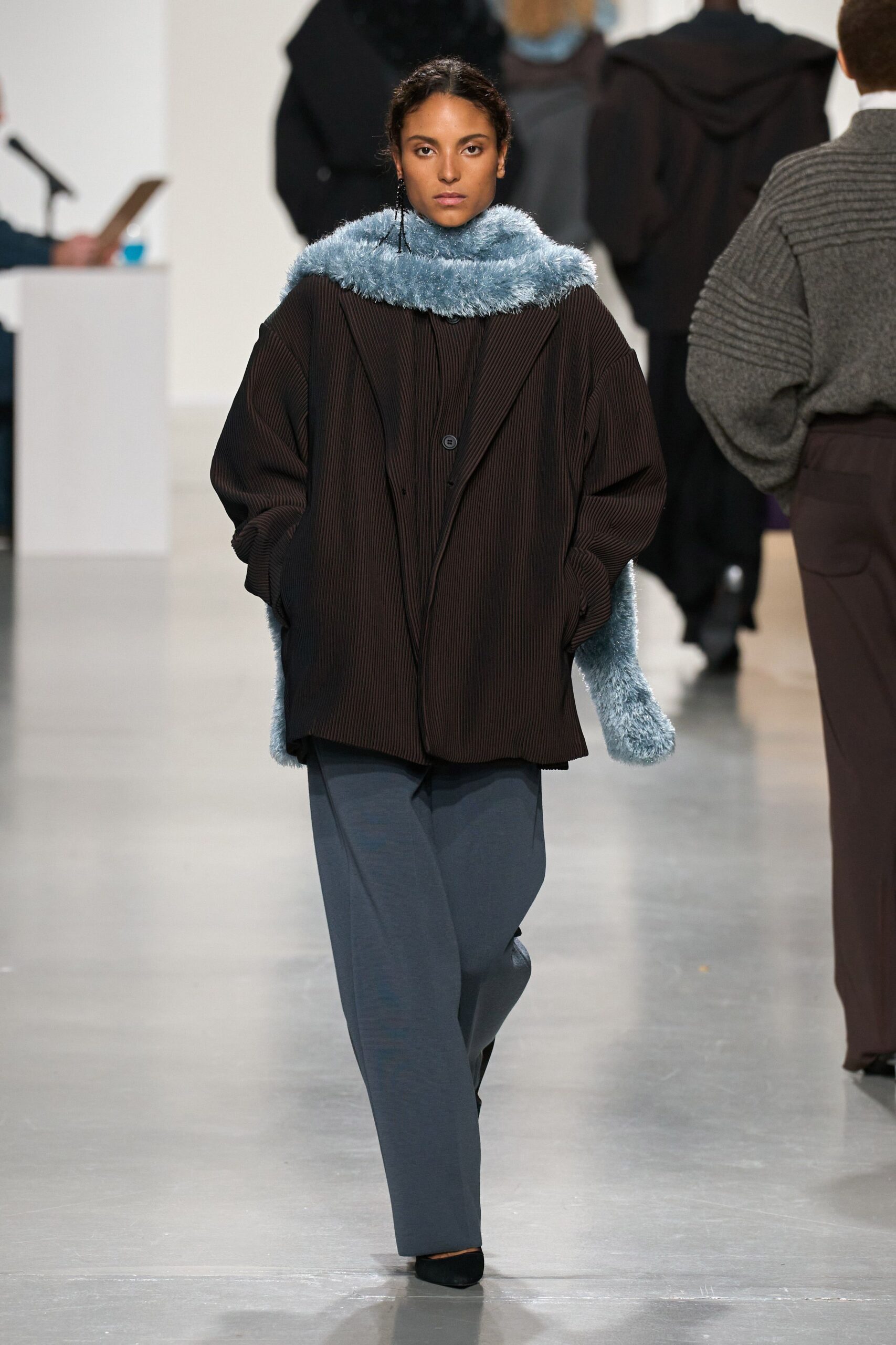 blue faux-fur scarf