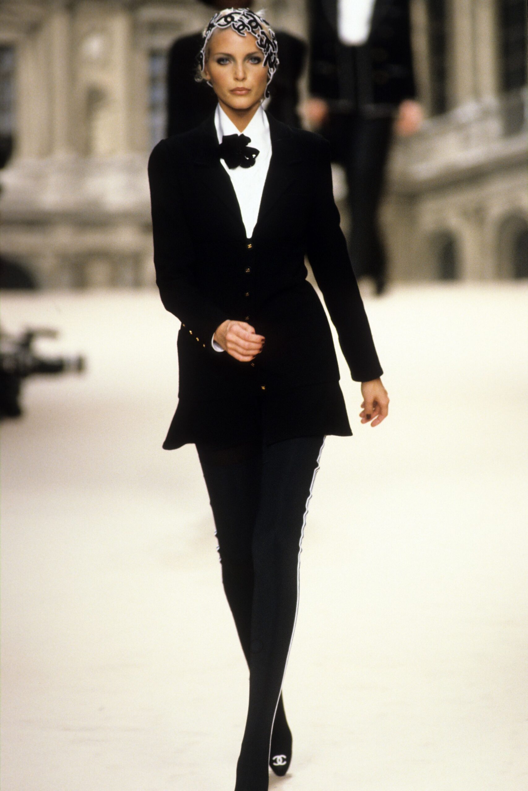 black fitted blazer with leggings