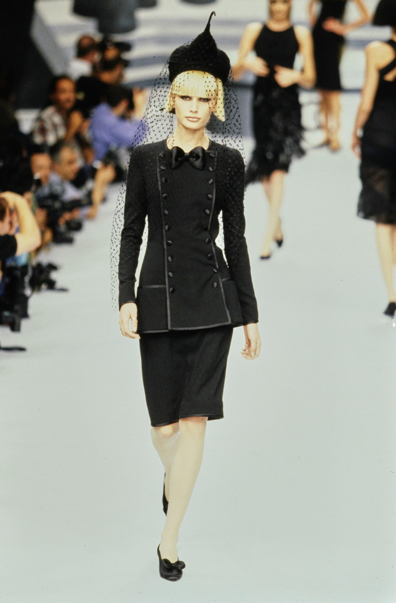 black fitted midi dress with hat