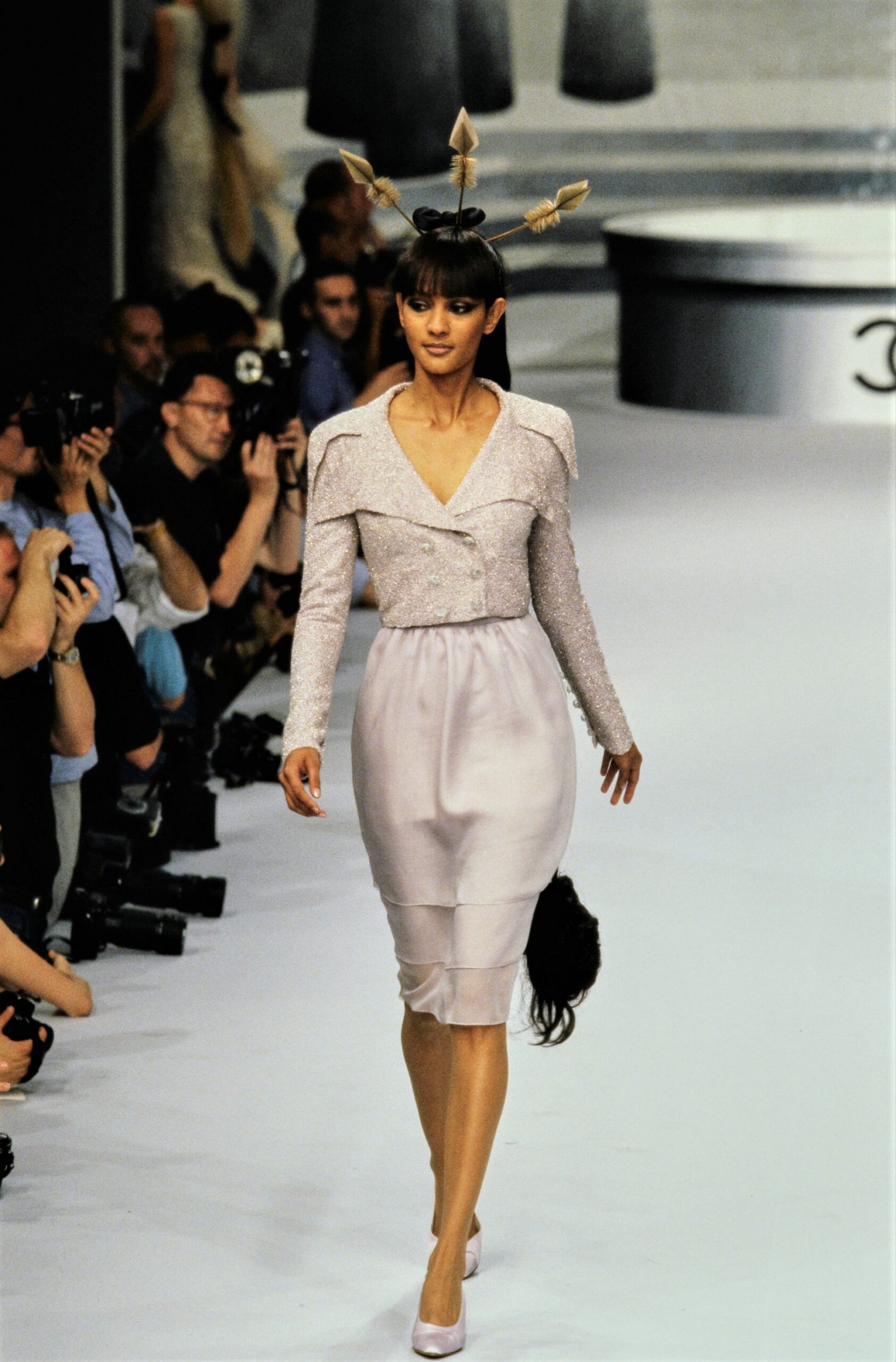 gray silk midi dress with pink shoes