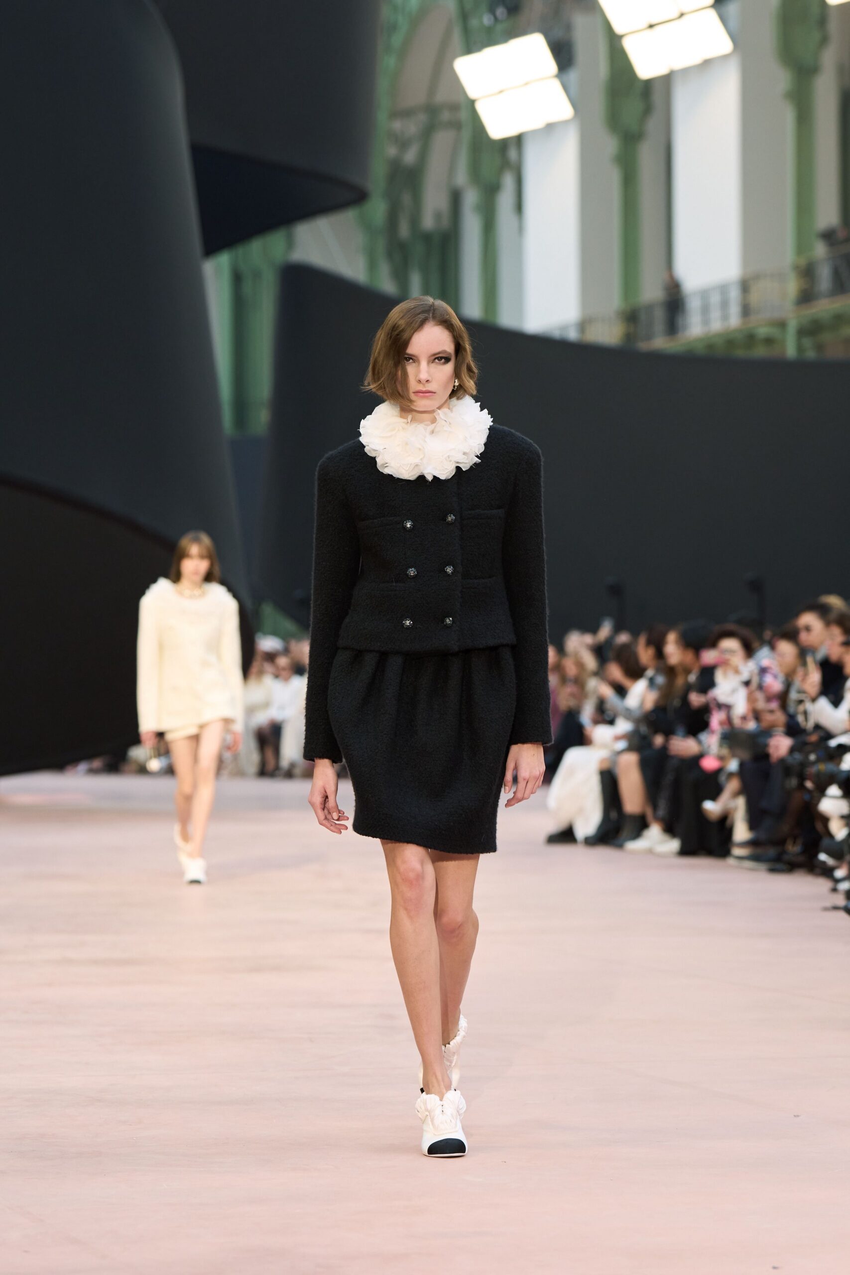 black wool long-sleeve collared fitted buttoned blazer
