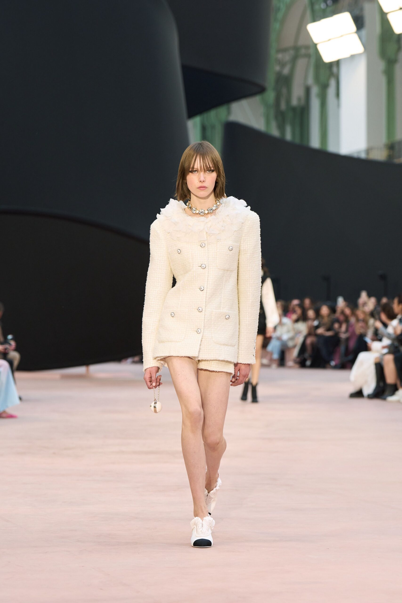 white tweed long-sleeve collared fitted buttoned jacket