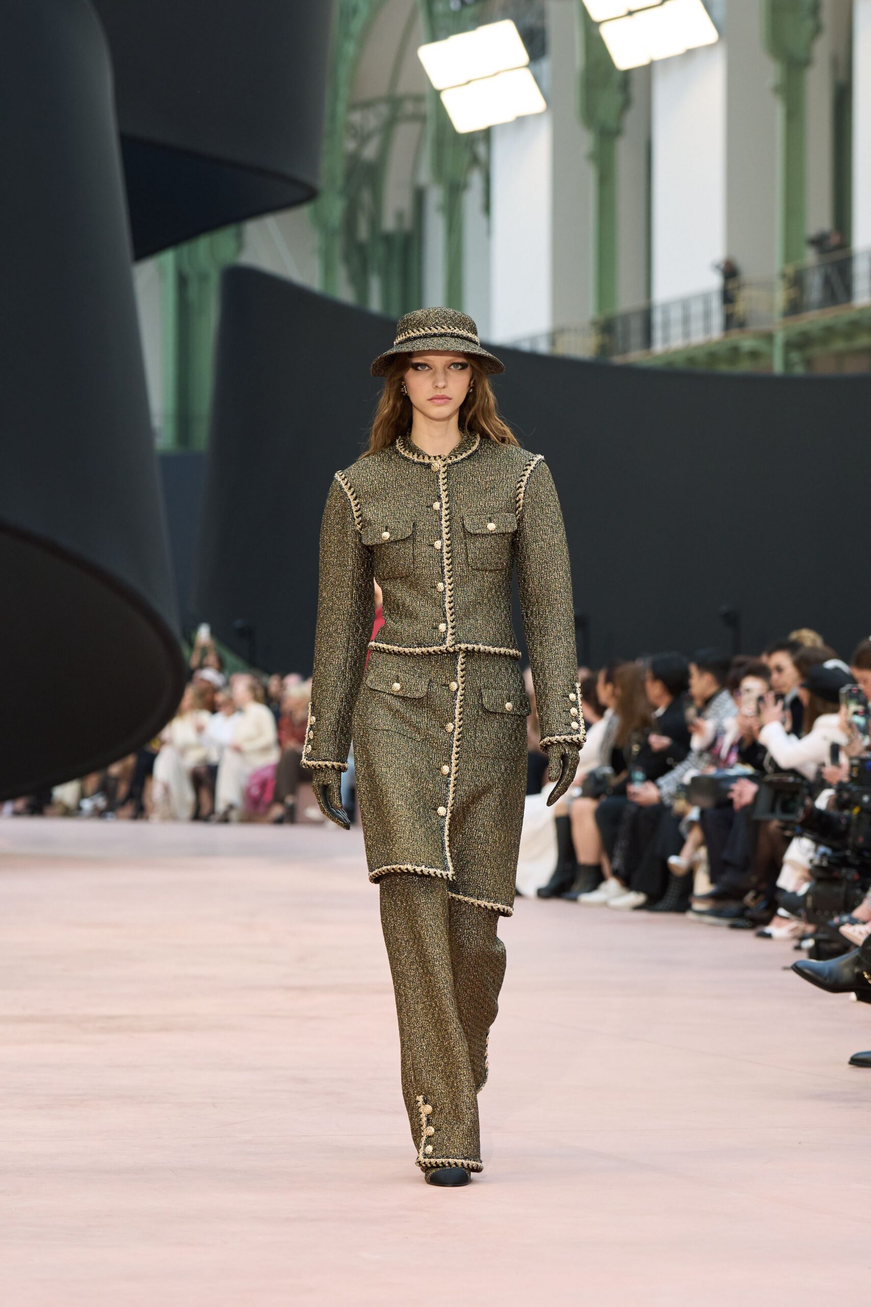 brown tweed long-sleeve collared tailored buttoned pockets suit