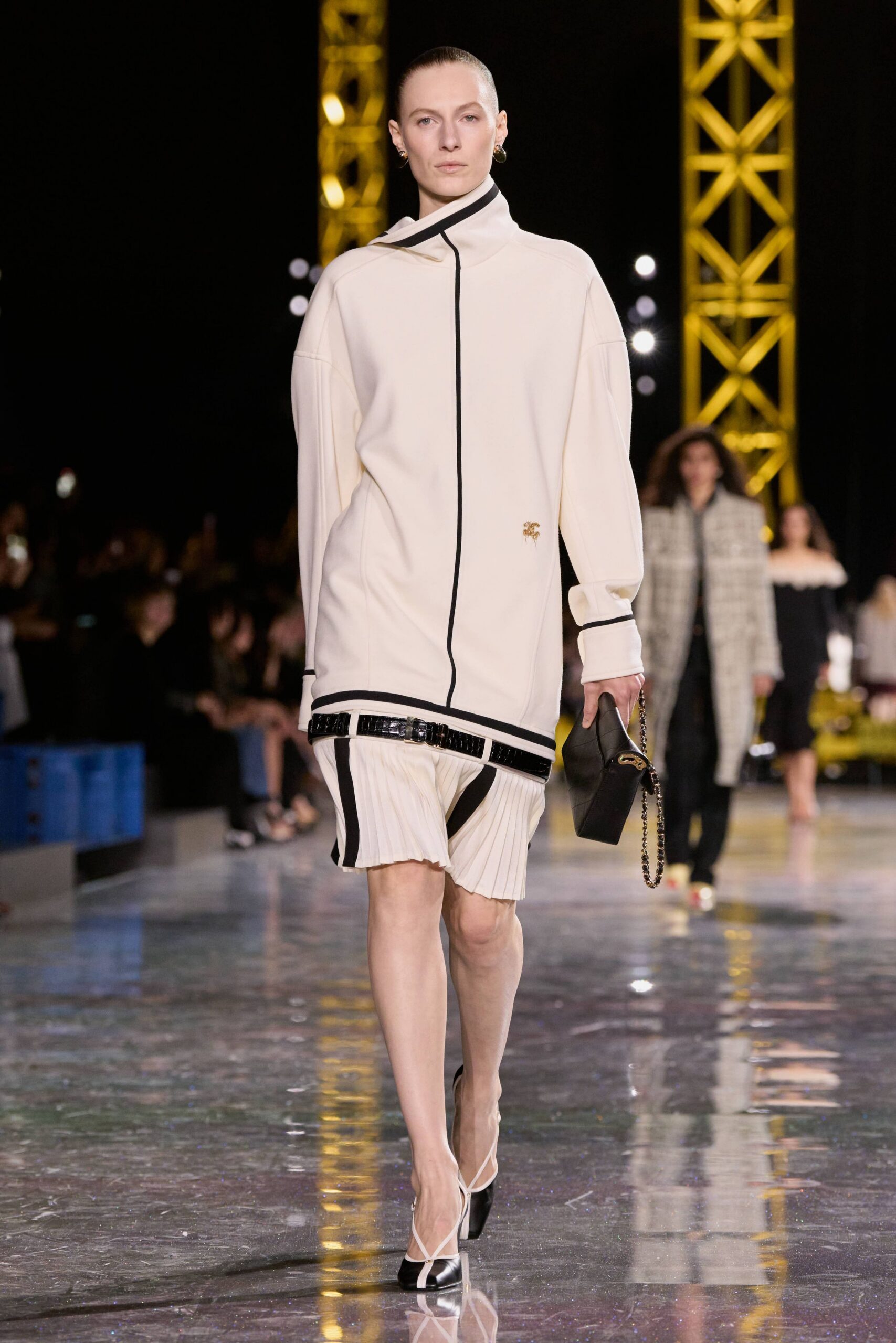 white cotton long-sleeve collared oversized zippered short coat