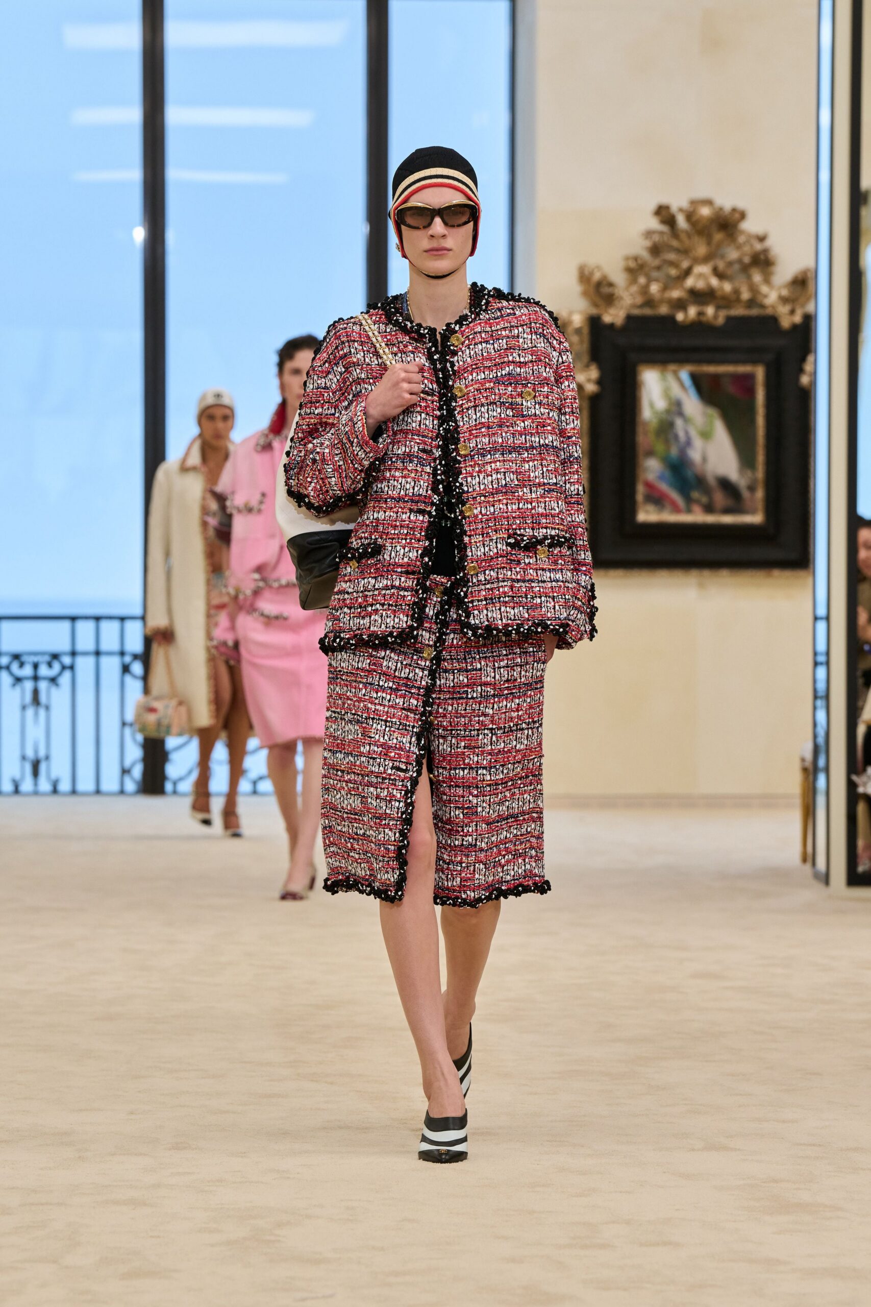 pink tweed short-sleeve collared fitted buttoned fringed suit