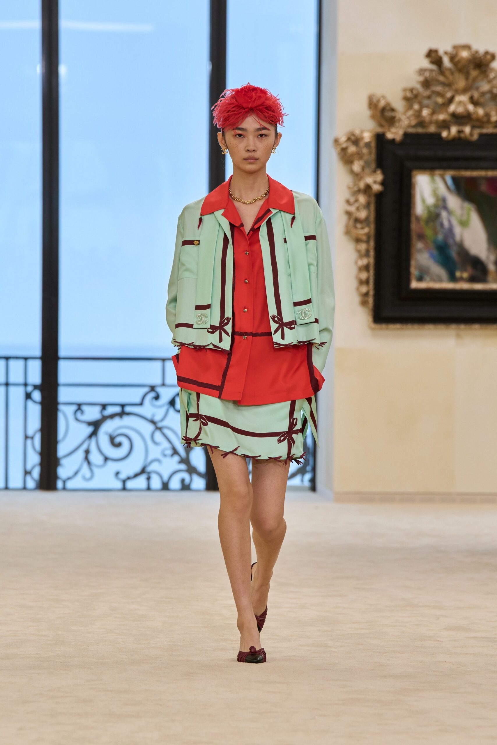 green long-sleeve collared fitted buttoned jacket