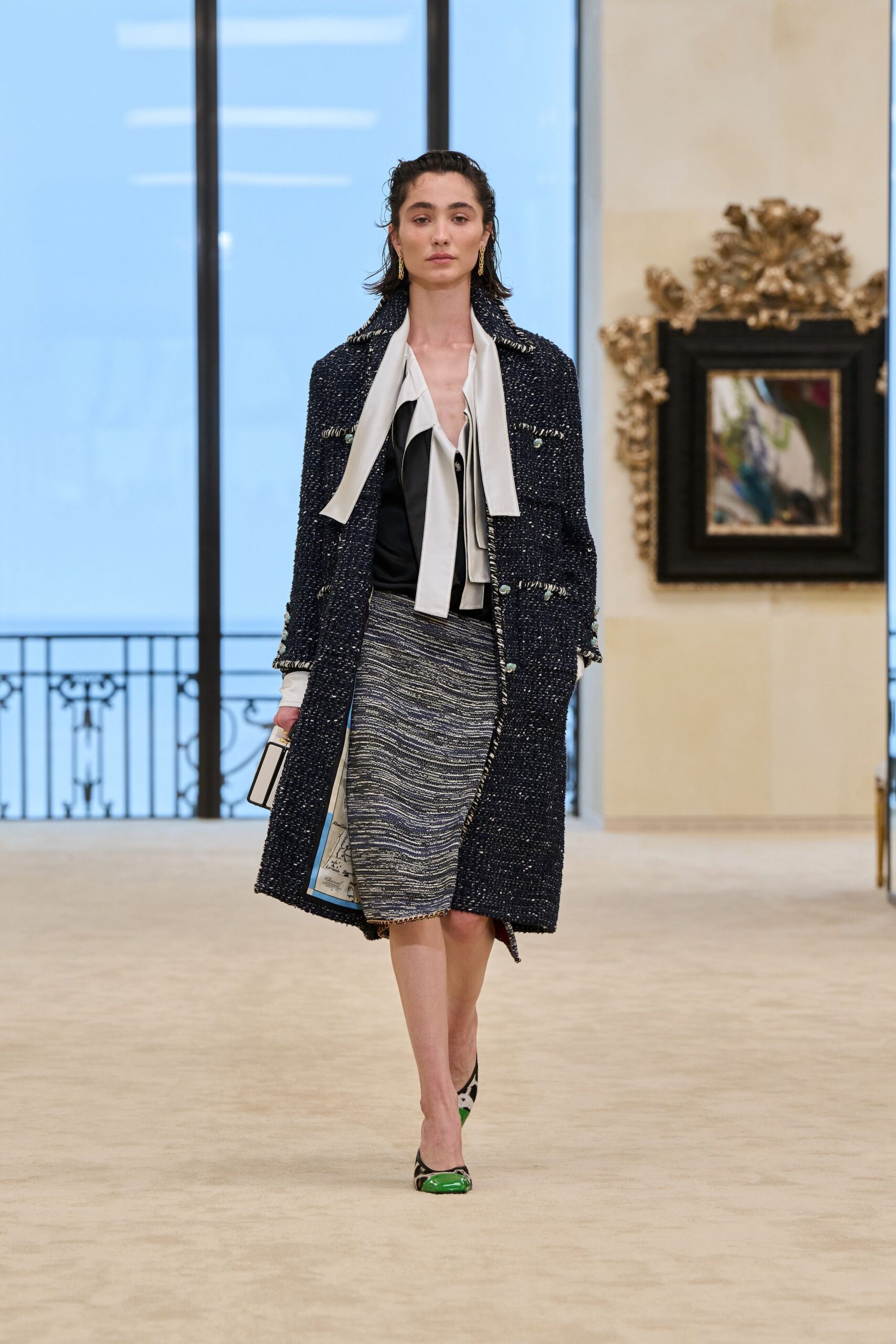 black tweed long-sleeve collared relaxed buttoned layered coat